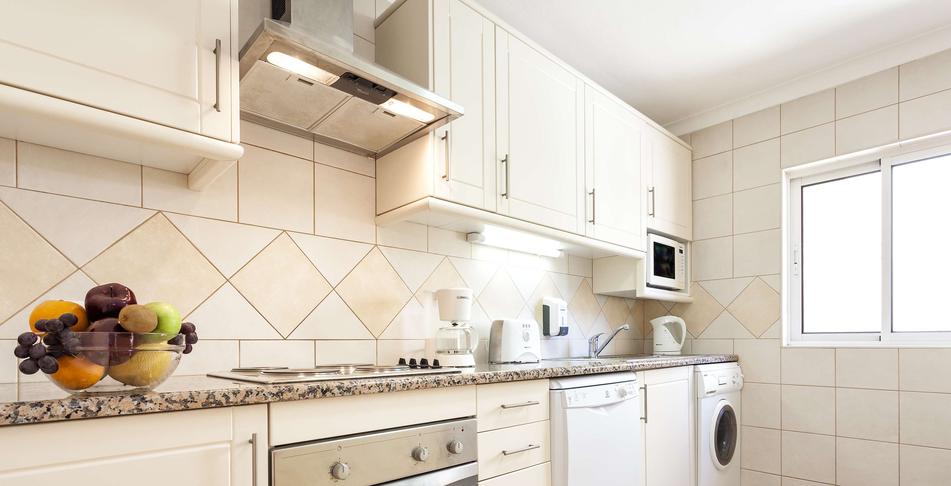 L'Appartement T1 Standard du Pestana Palm Gardens a une kitchenette avec cuisinière, machine à laver et vaisselle