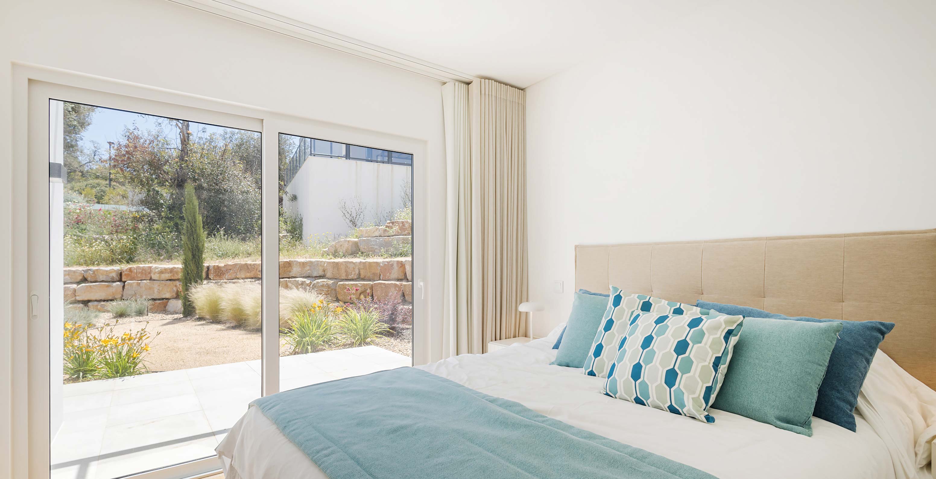 Villa du Pestana Valley Nature Village avec un lit avec vue sur l'extérieur