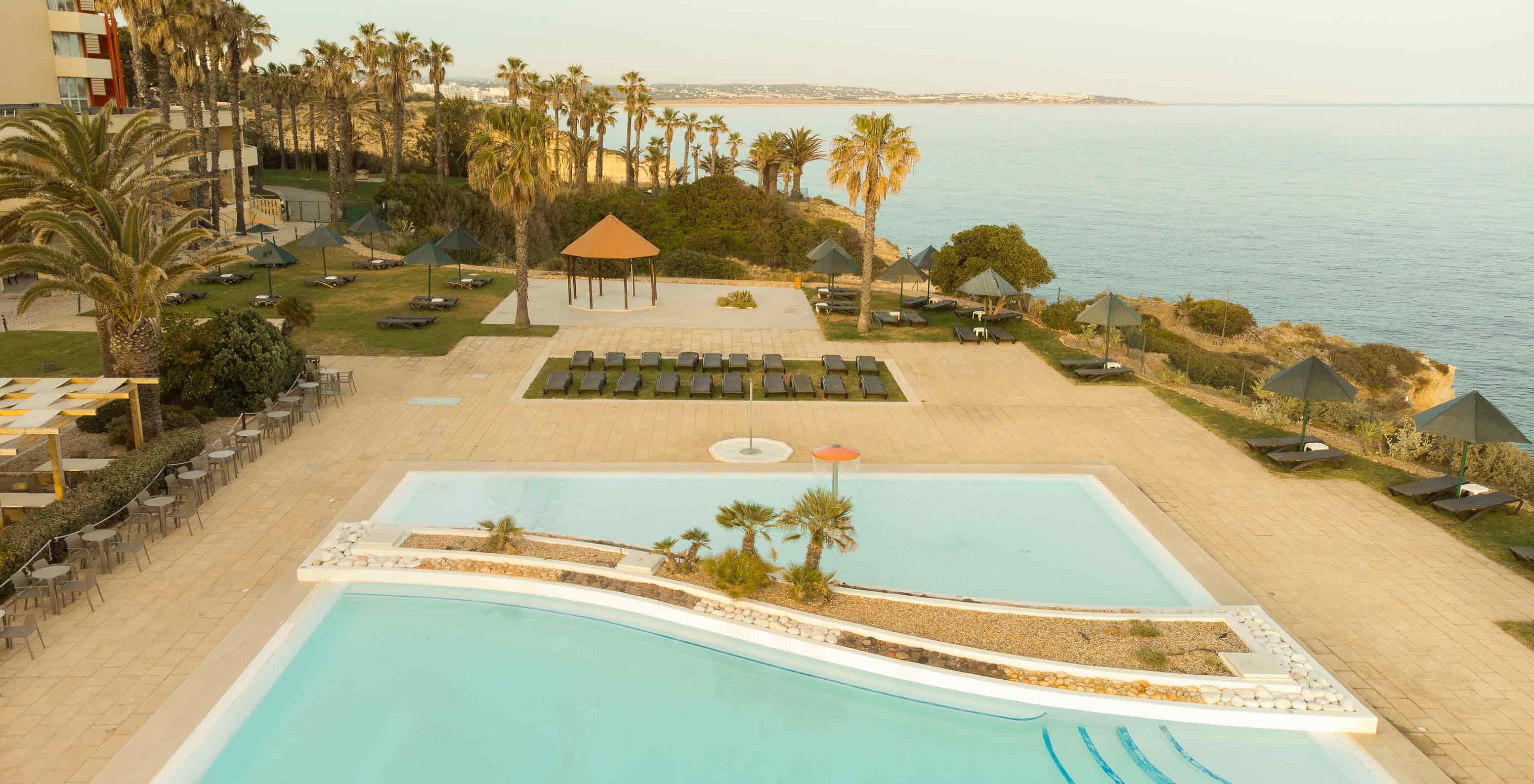 Piscine extérieure de l'hôtel Pestana Viking en Algarve, où les clients profitent de la vue sur la mer