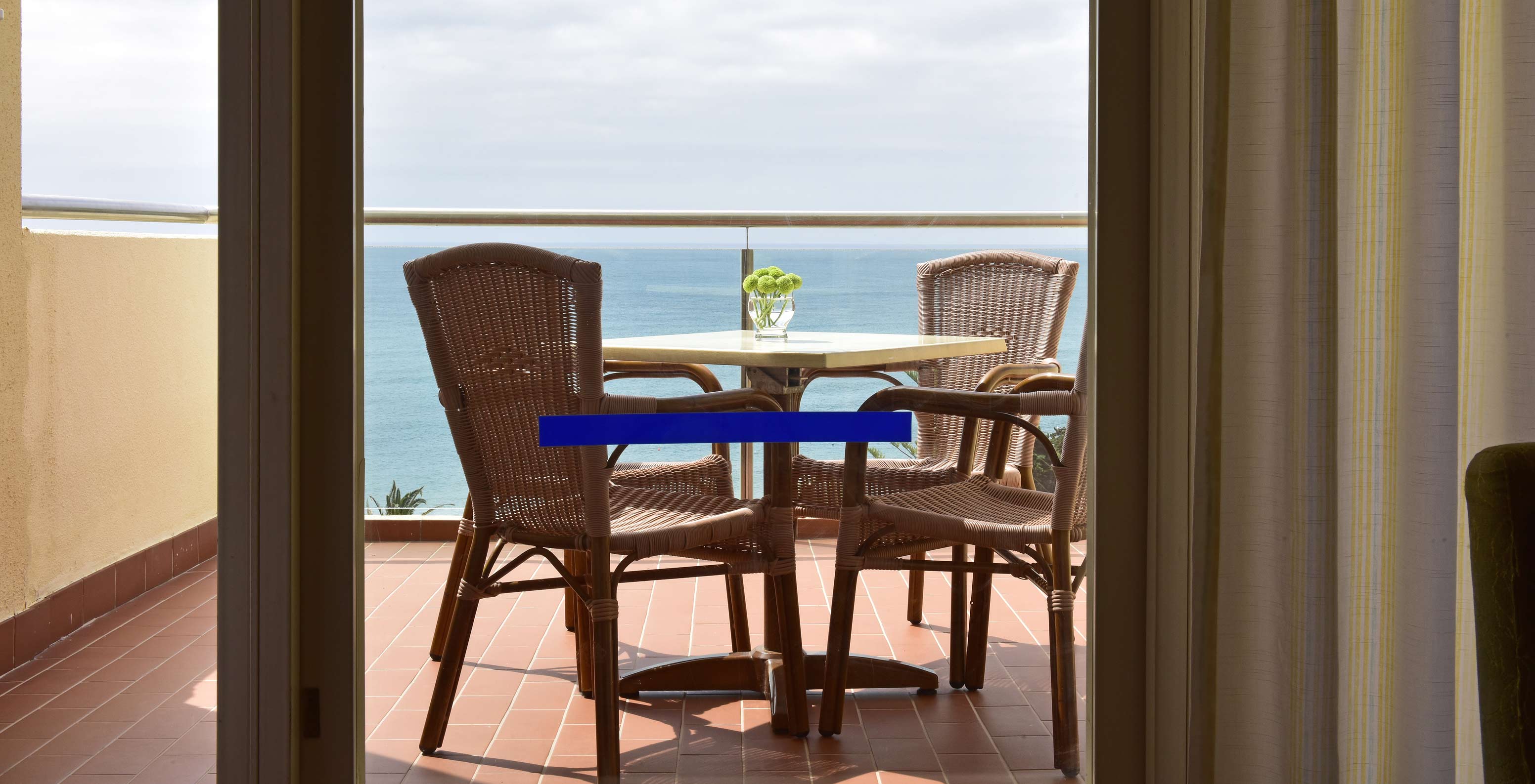 Le Deluxe Vue Mer du Pestana Viking a un balcon avec vue sur la mer, table et chaises