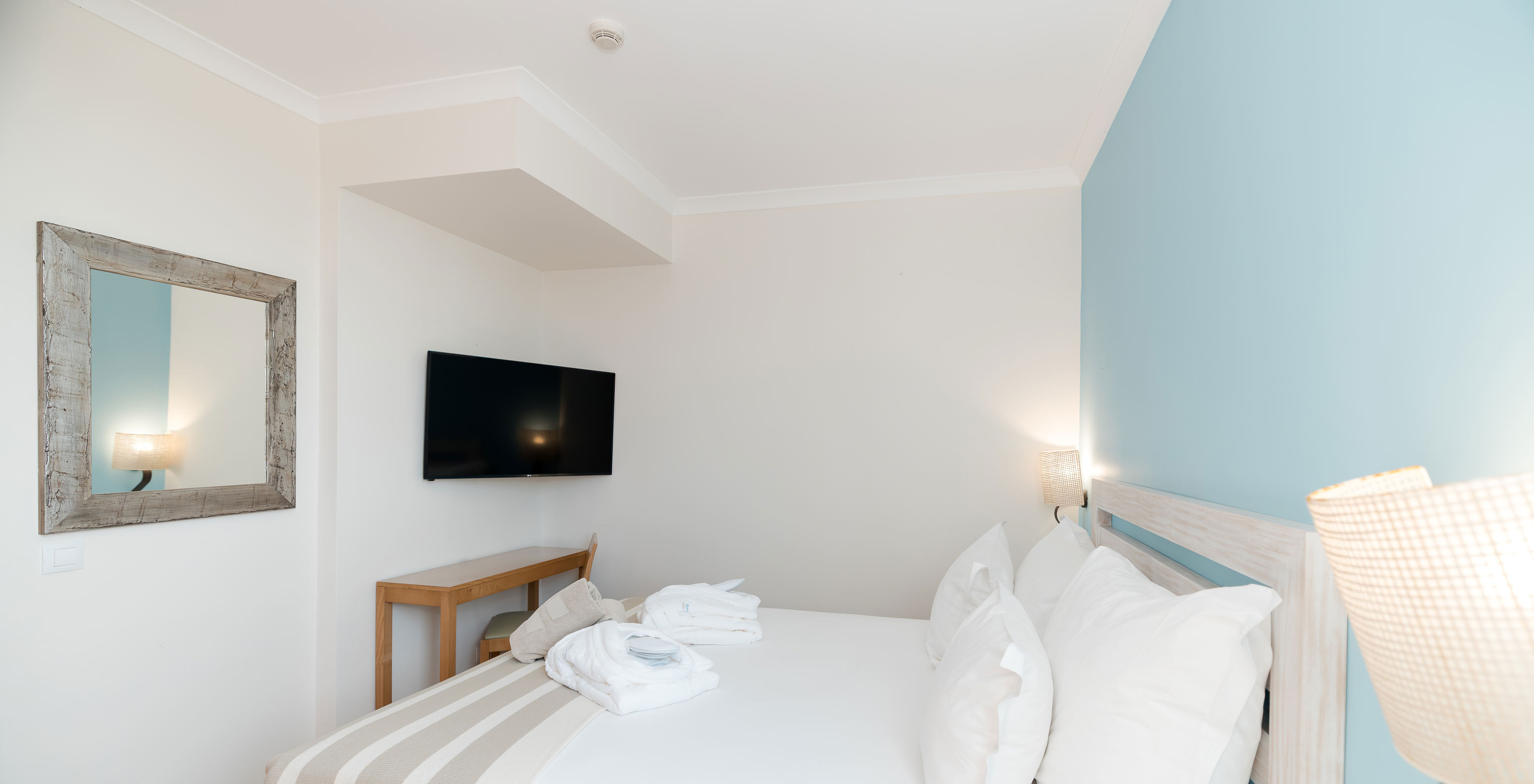 La Suite T2 du Pestana Viking a une chambre avec lit double, télévision et miroir