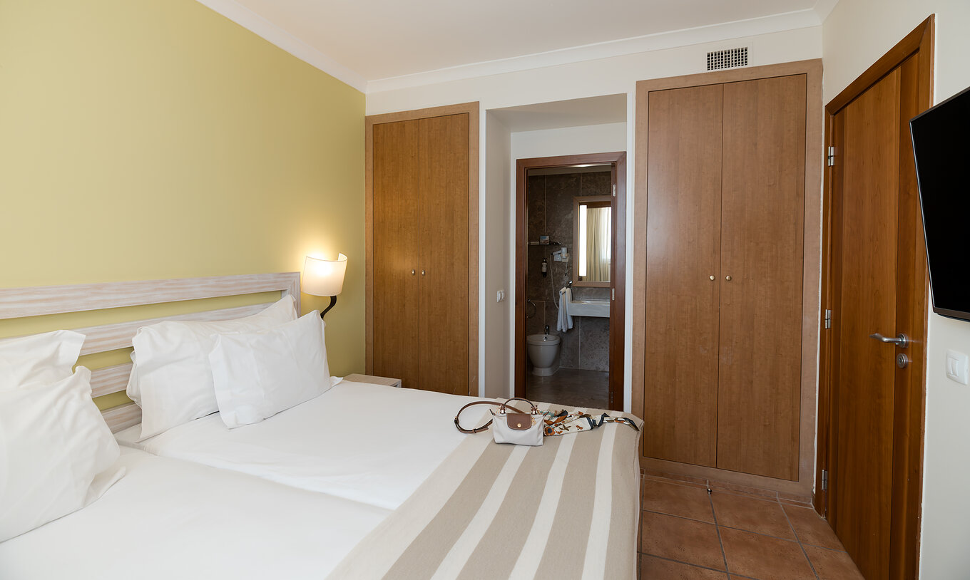 La Suite T2 du Pestana Viking a une chambre avec deux lits, table de chevet et salle de bain