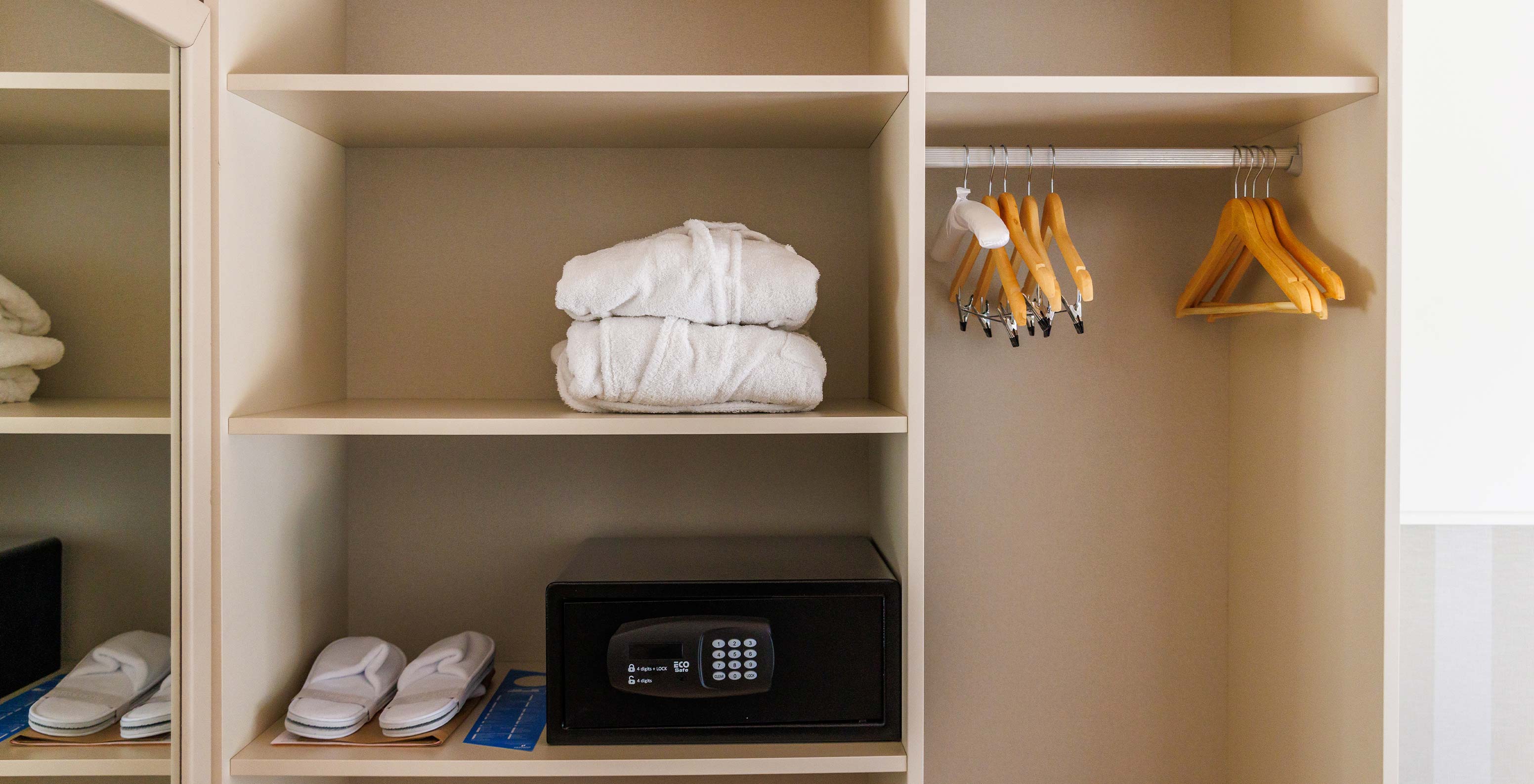 Le Familial Vue Jardin du Pestana Vila Sol - Vilamoura a armoire avec coffre, deux peignoirs et chaussons