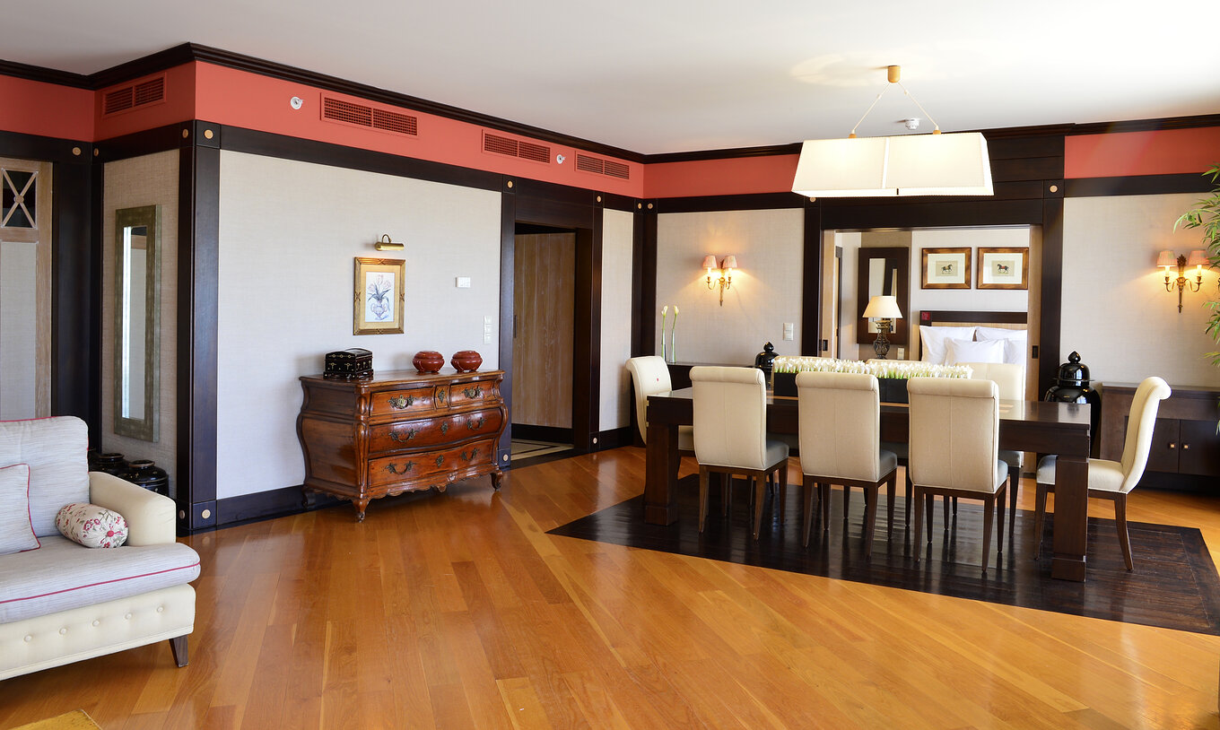 La Suite Présidentielle du Pestana Vila Sol - Vilamoura a un grand salon avec une table à manger et un buffet en bois
