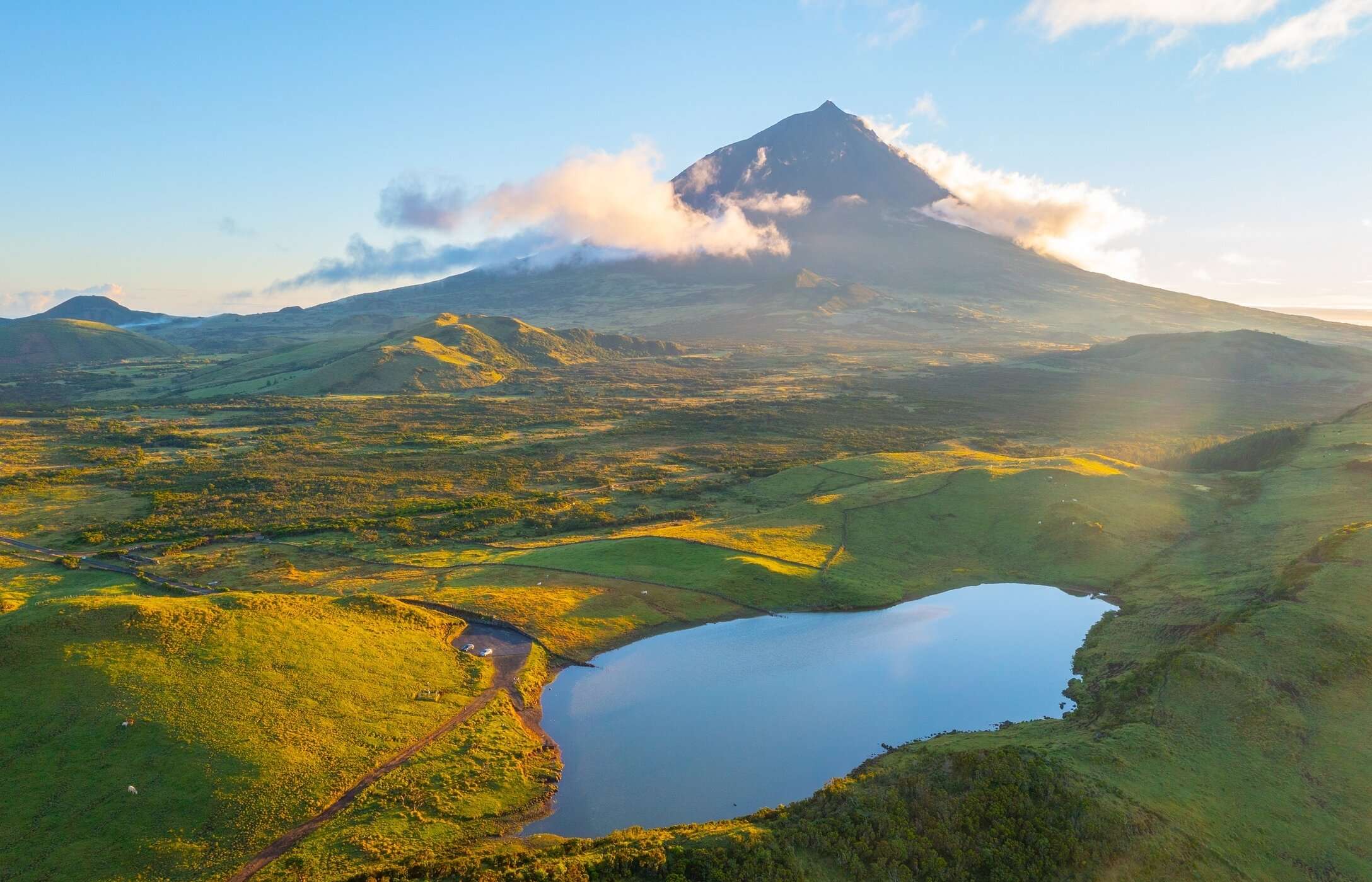 La Montagne du Pico est la plus haute du Portugal et se dresse imposante au-dessus du paysage verdoyant de l'île
