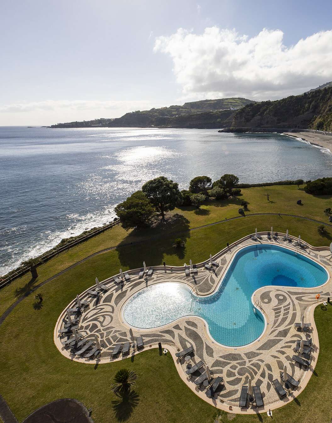 Piscine avec vue sur la mer et la plage au Pestana Bahia Praia à São Miguel par temps partiellement nuageux