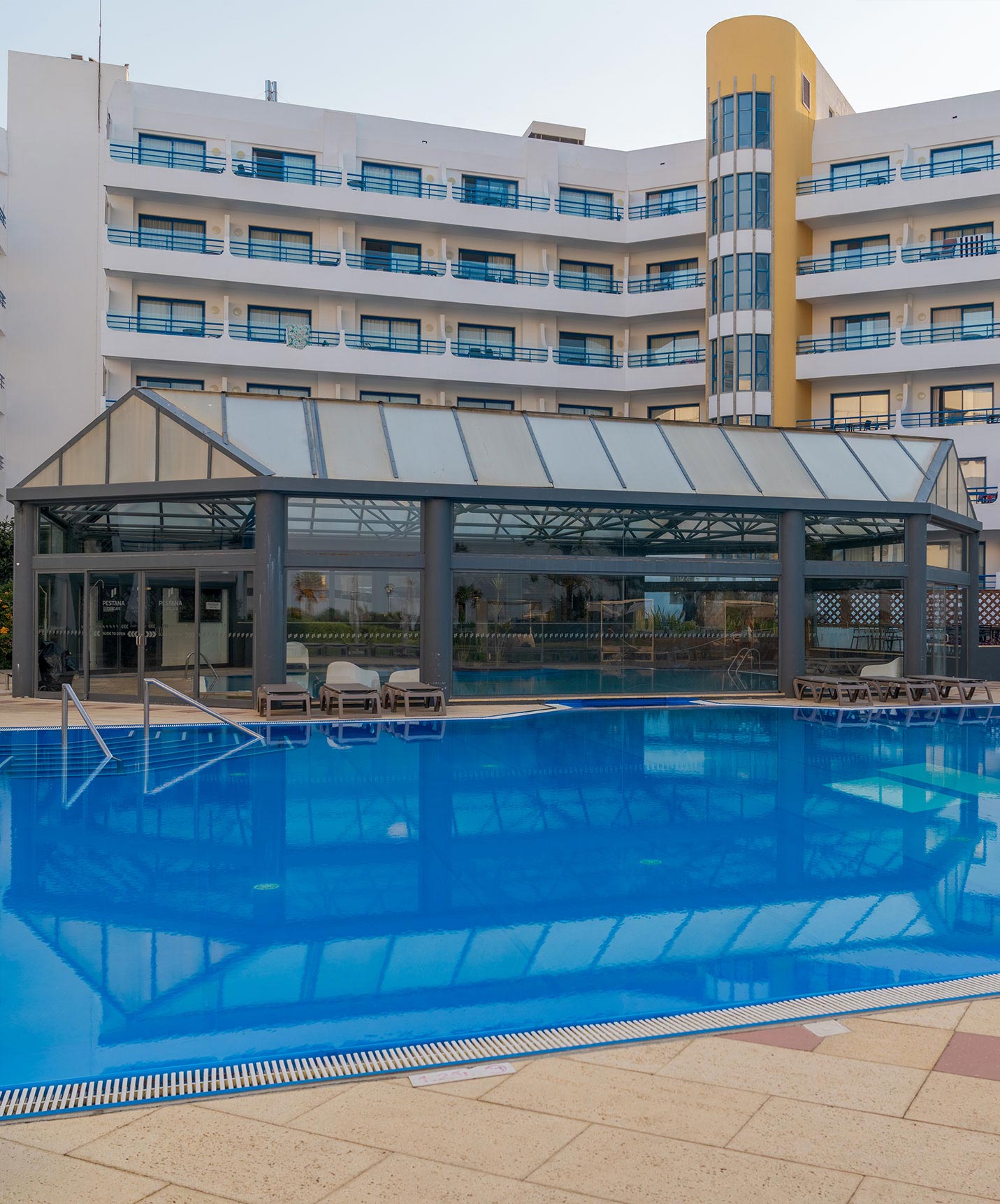 Le Pestana Cascais, un hôtel en bord de mer avec piscine et spa, dispose de balcons avec vue sur la mer.
