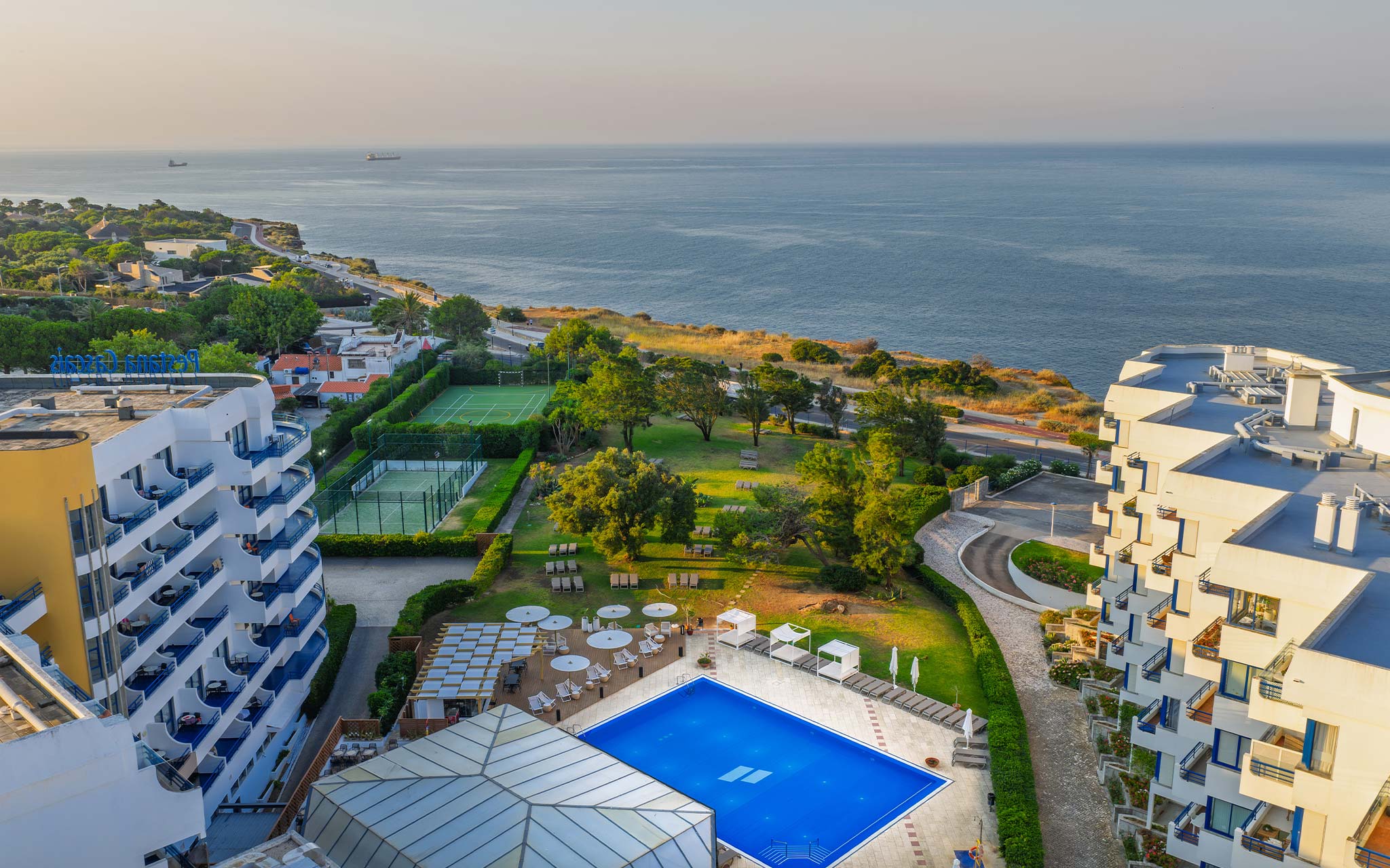 Vue aérienne du Pestana Cascais, un hôtel 4 étoiles à Cascais, avec piscine extérieure et vue sur la mer