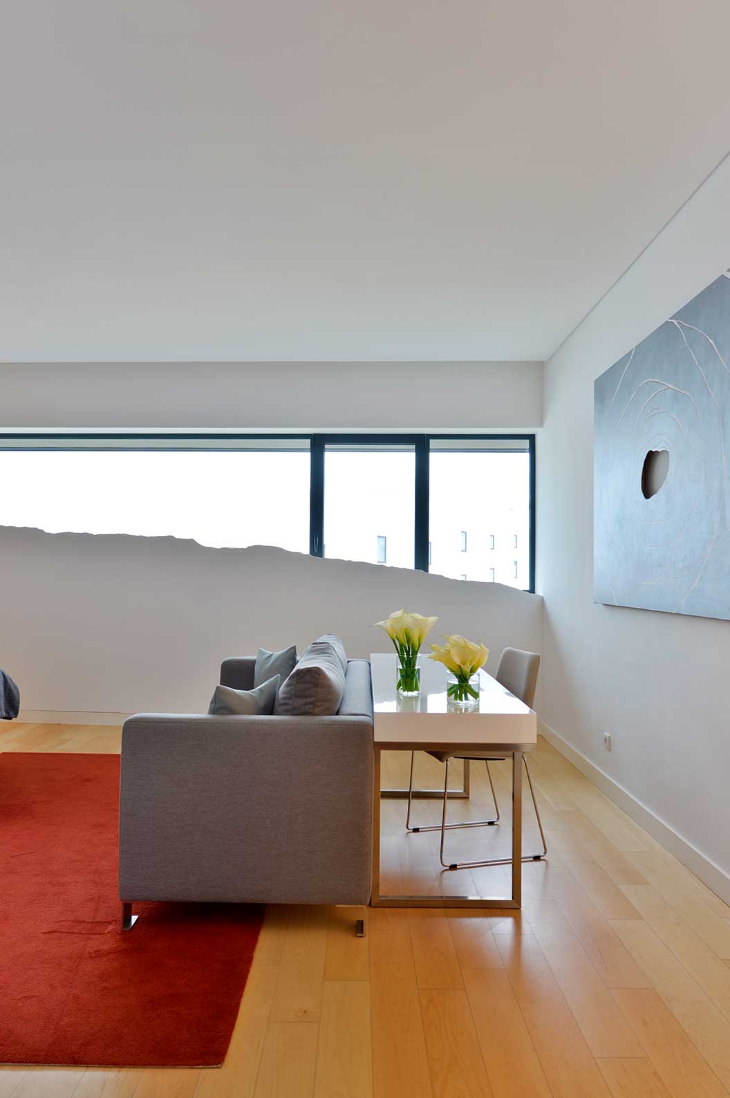 La Chambre Double Superior du Pestana Cidadela Cascais a un canapé, un bureau avec chaise et une fenêtre avec de l'art