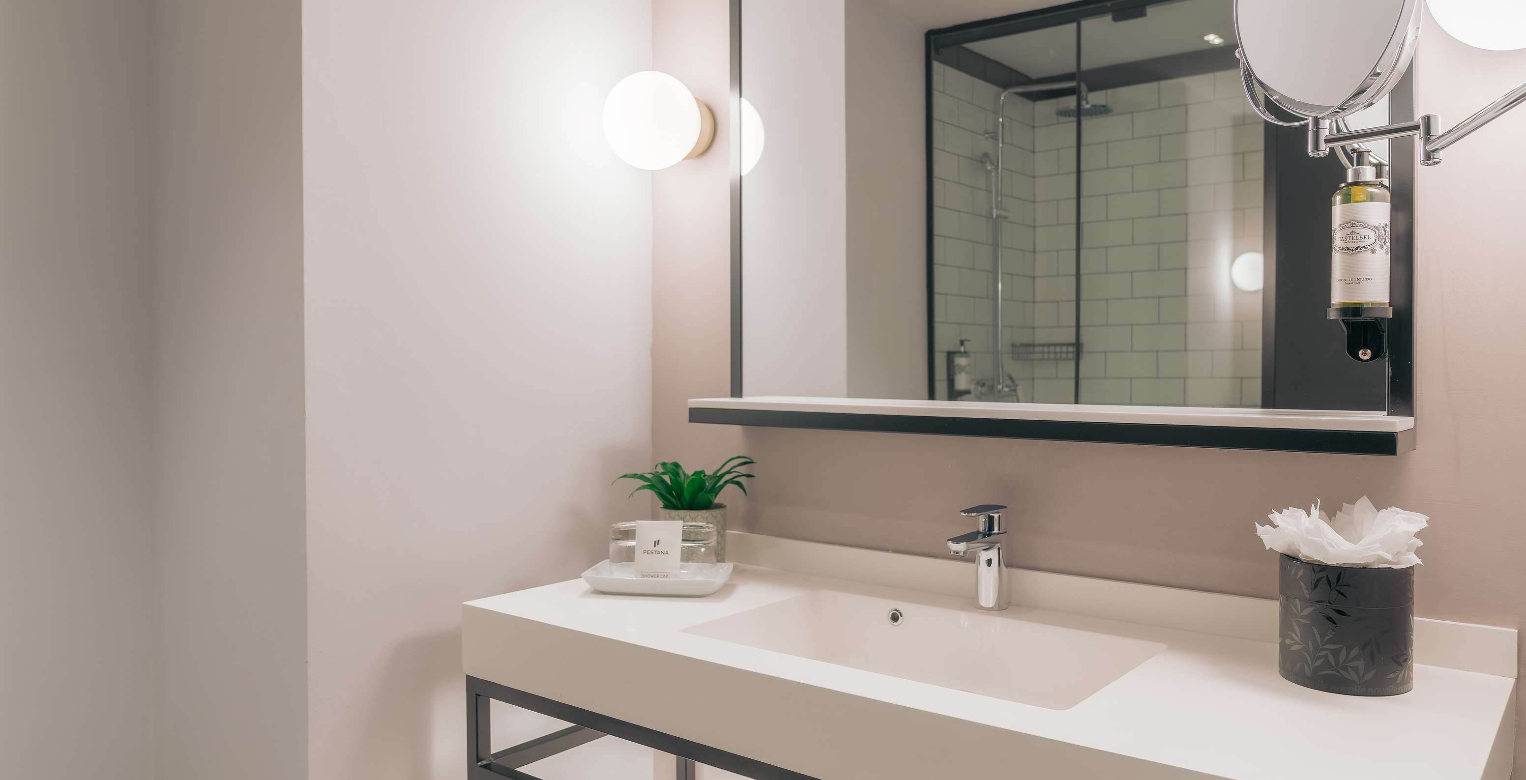 Le Double Classic du Pestana Lisboa Vintage a une salle de bain avec lavabo avec deux miroirs et deux lumières latérales