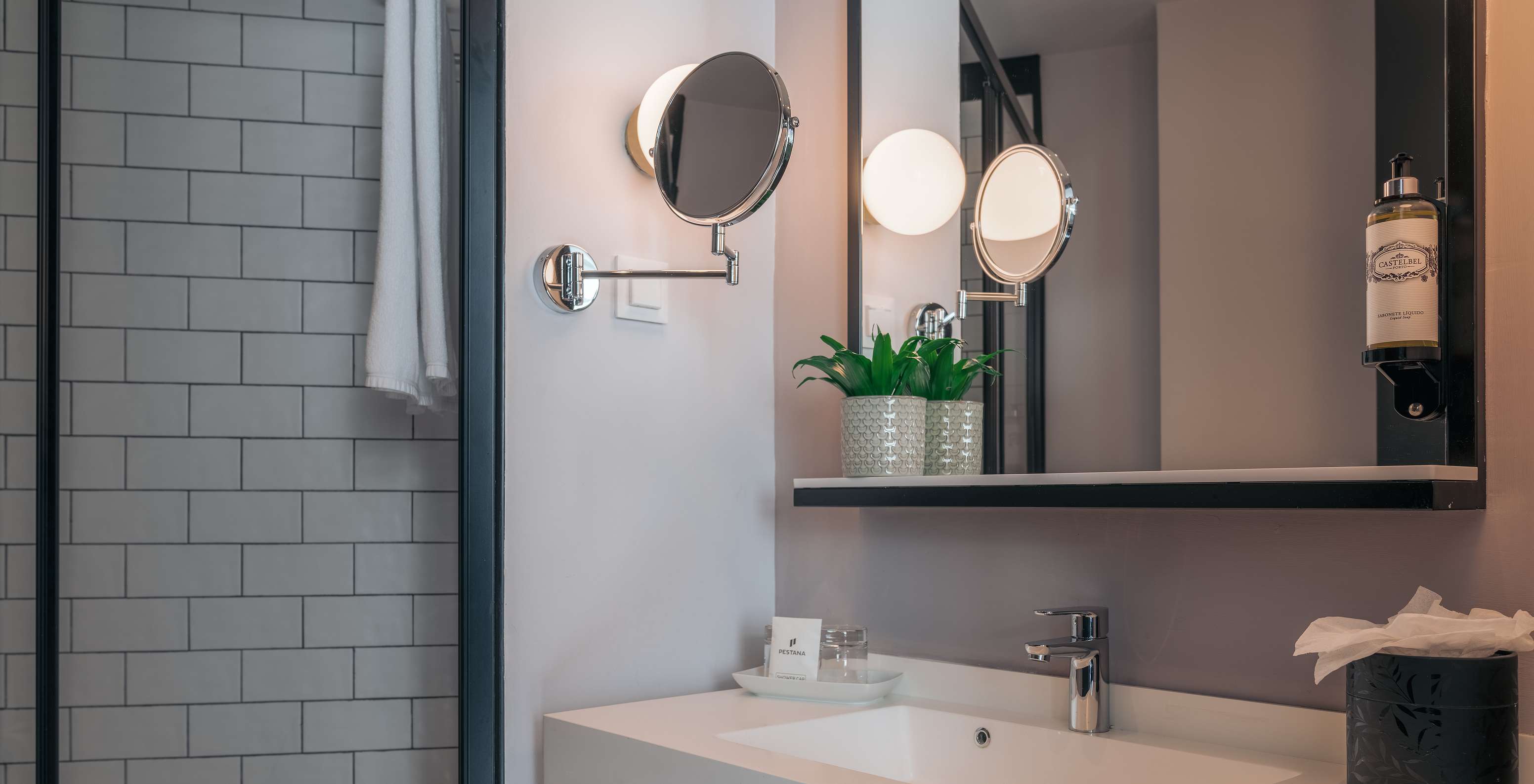 Le Double Supérieur du Pestana Lisboa Vintage a une salle de bain avec lavabo avec deux miroirs et une douche latérale