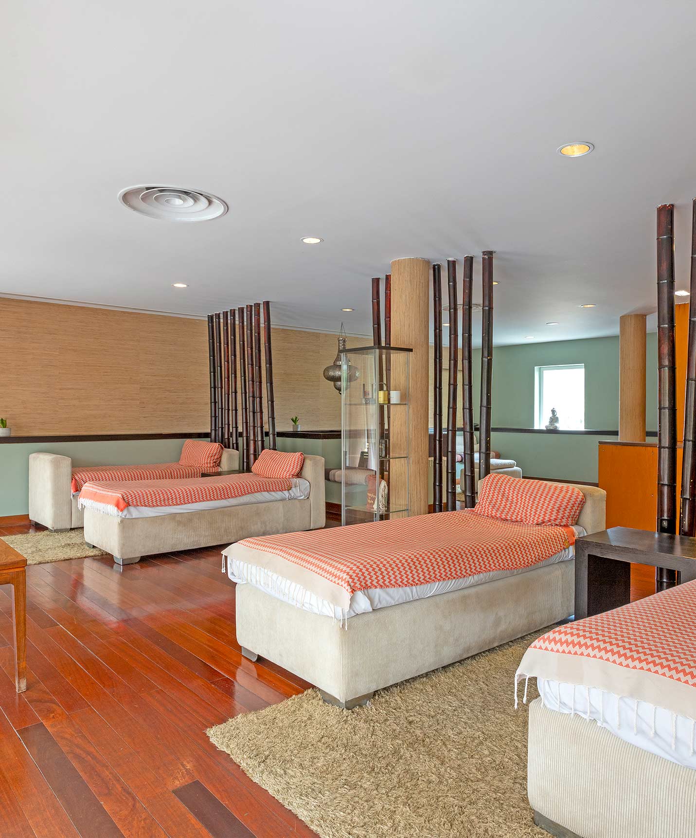 Le Pestana Palace Lisboa dispose d'un spa avec un espace lumineux et plusieurs lits de massage et de relaxation