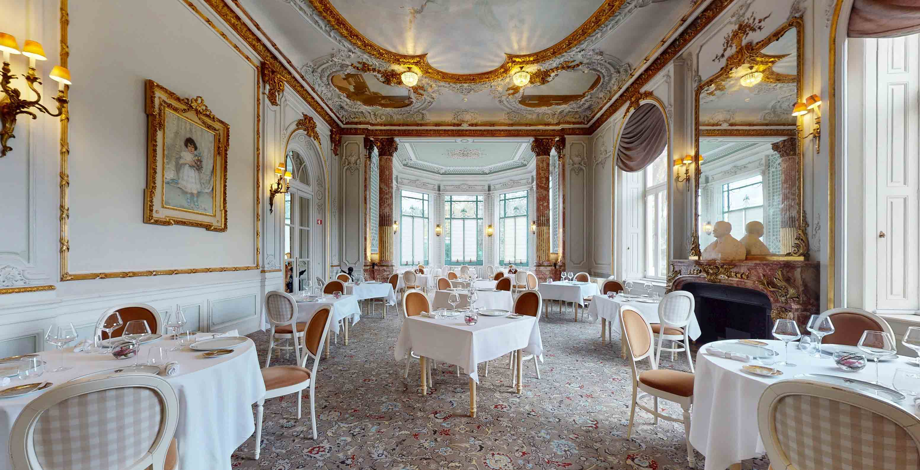 Le restaurant Valle Flôr, hôtel 5 étoiles, Monument National, a une salle élégante avec tables rondes et chaises