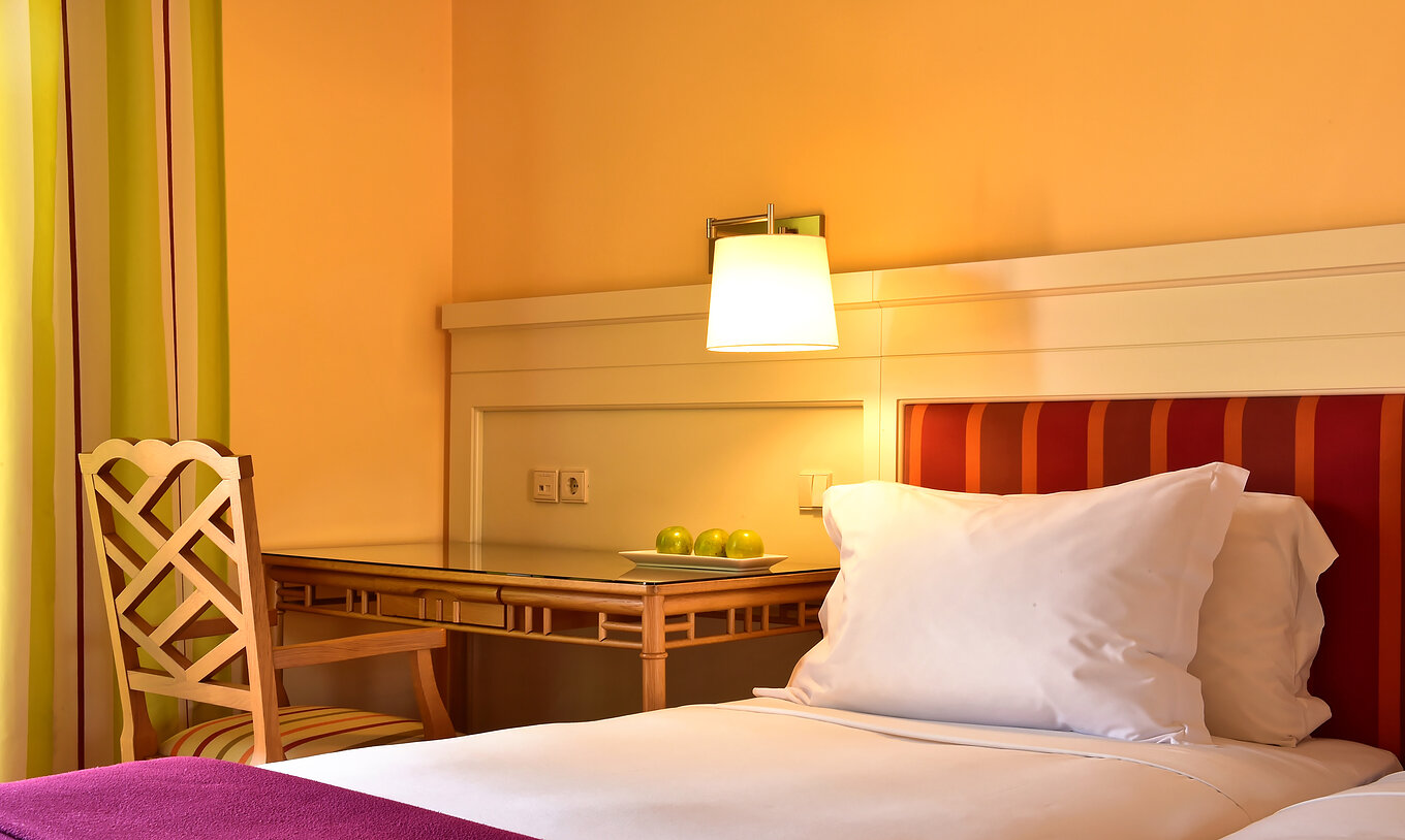 Le Duplo Clássico - Vista Jardim du Pestana Sintra Golf a un lit avec draps blancs et un bureau avec chaise