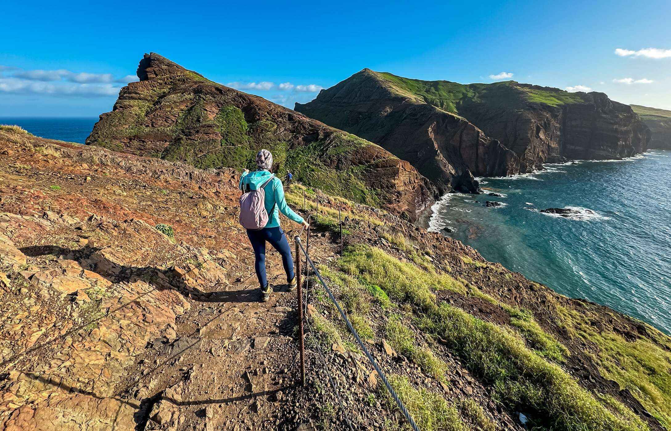 Dame en randonnée à Funchal, avec vue sur la montagne et l'océan Atlantique