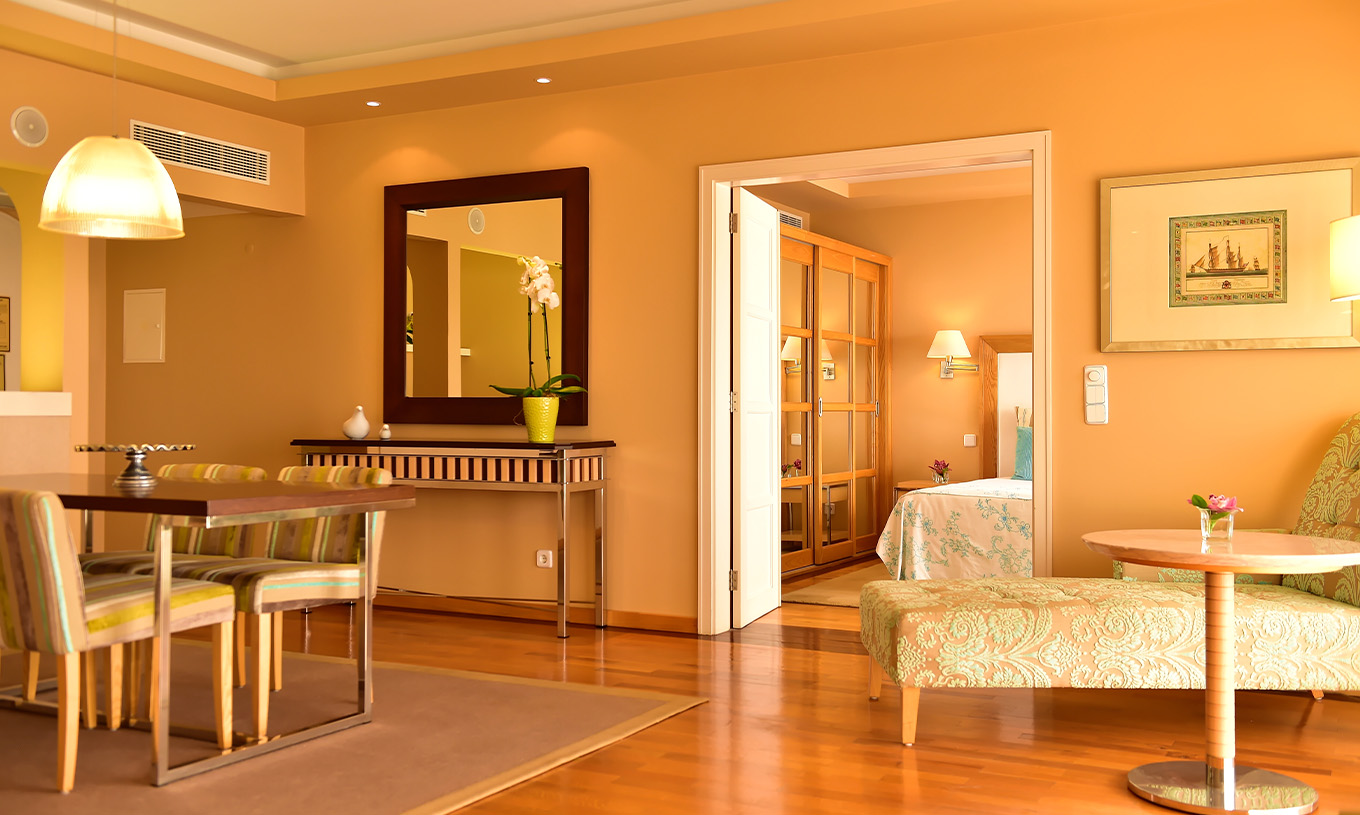 La Suite Présidentielle du Pestana Carlton Madeira a un espace spacieux avec un coin repas et un coin salon, et un lit double