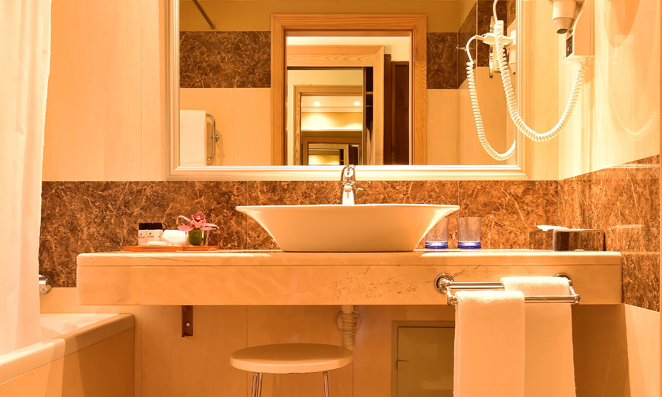 Le Double Classique Vue Piscine du Pestana Carlton Madeira a une salle de bain avec carrelage marron et une baignoire