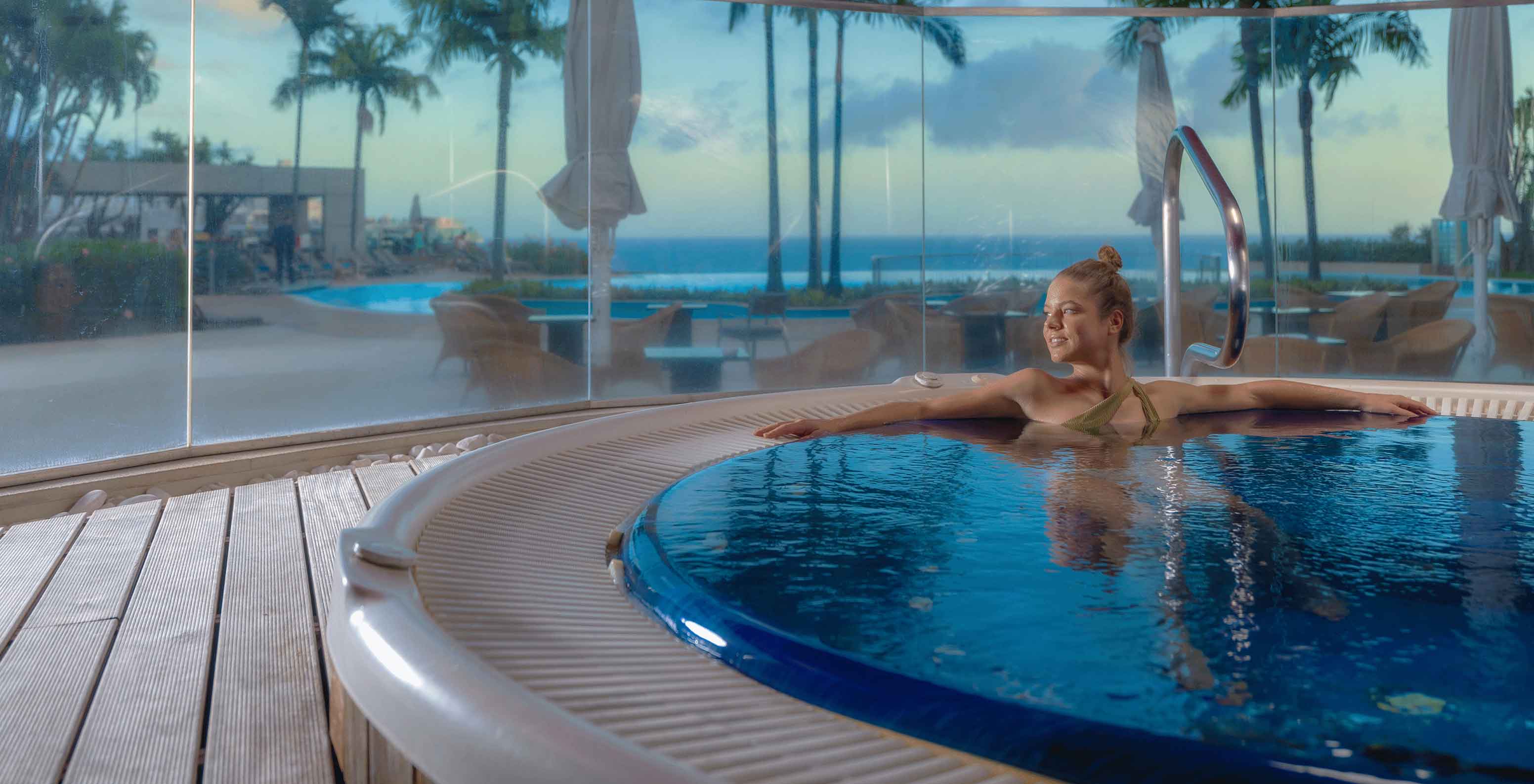 Jacuzzi avec vue sur la piscine extérieure au Pestana Casino Park, hôtel à Funchal en bord de mer, avec spa et piscine