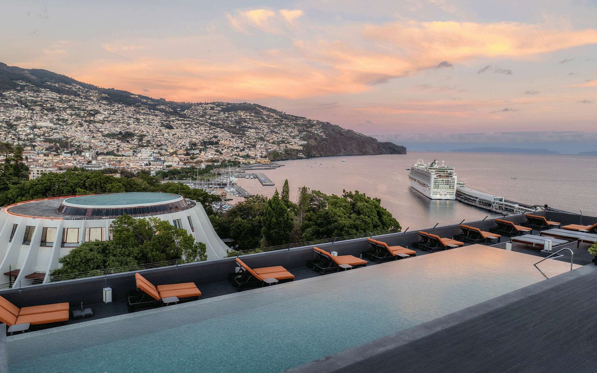 Vue de la piscine à débordement du Pestana Casino Park, un hôtel 5 étoiles au centre de Funchal