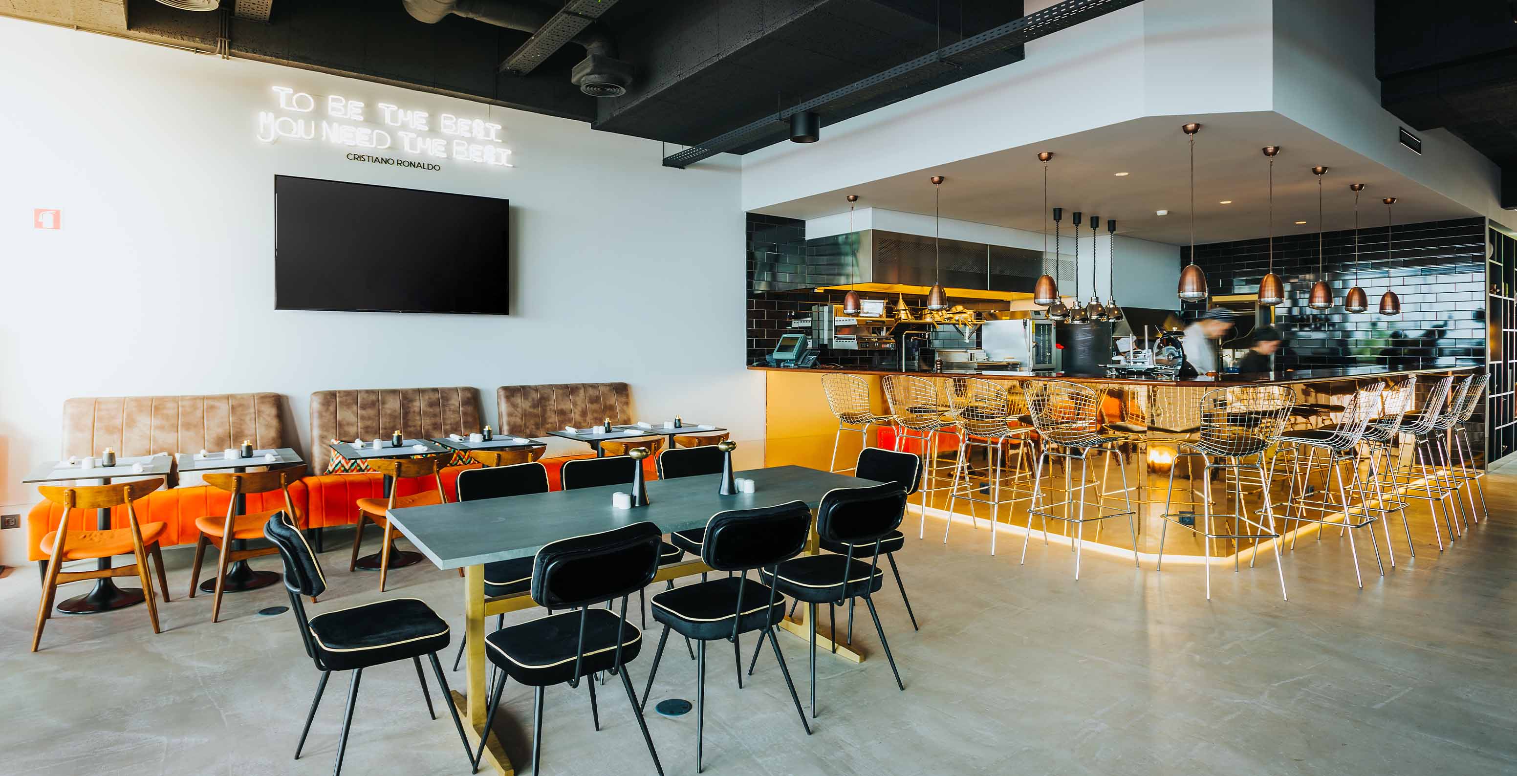 Le restaurant Corner, à l'Hôtel 4 étoiles à Funchal, à Madère, a un grand espace pour profiter de la nourriture