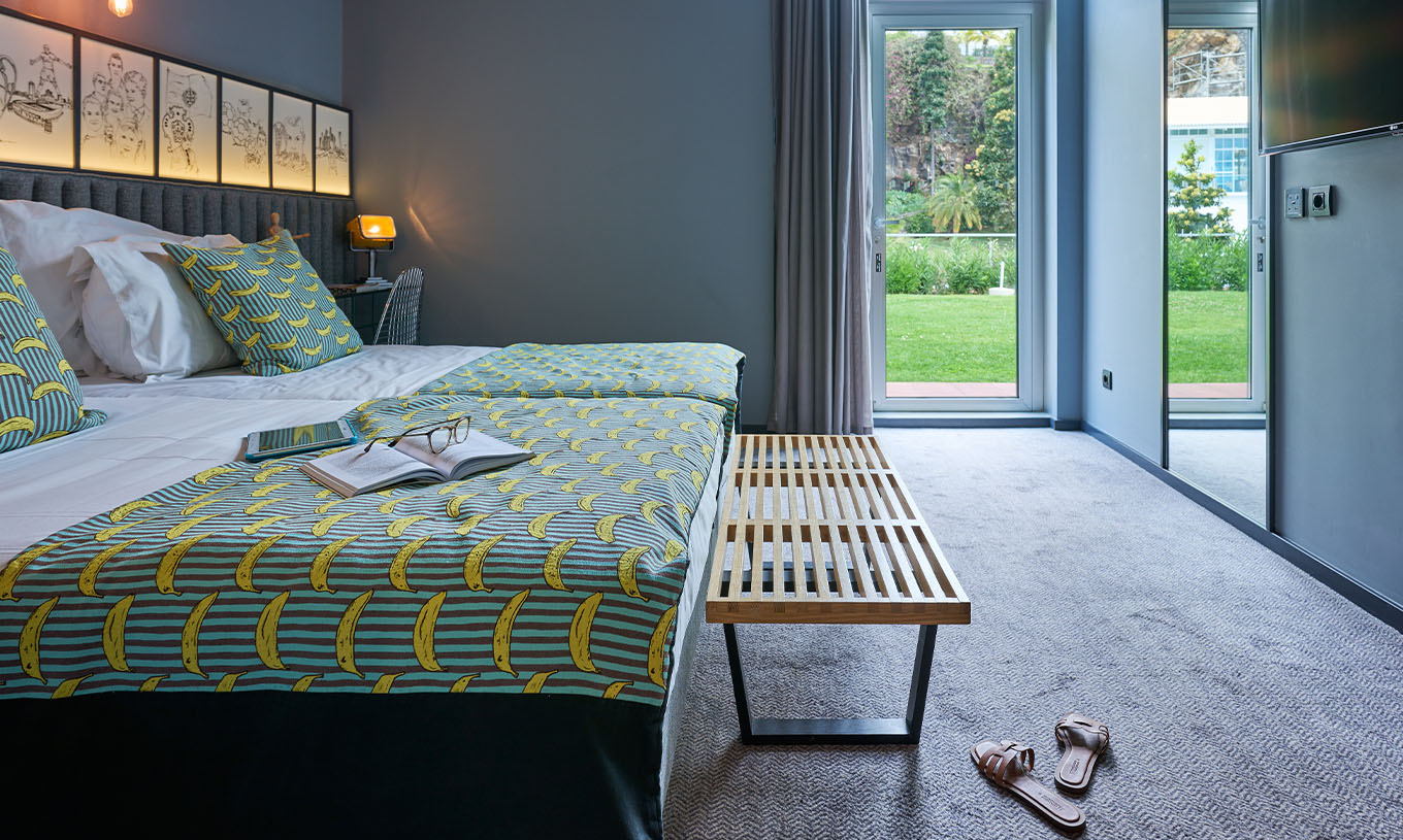 La Chambre CR7 du Pestana CR7 Funchal a un accès direct au jardin supérieur de l'hôtel, à travers une porte en verre