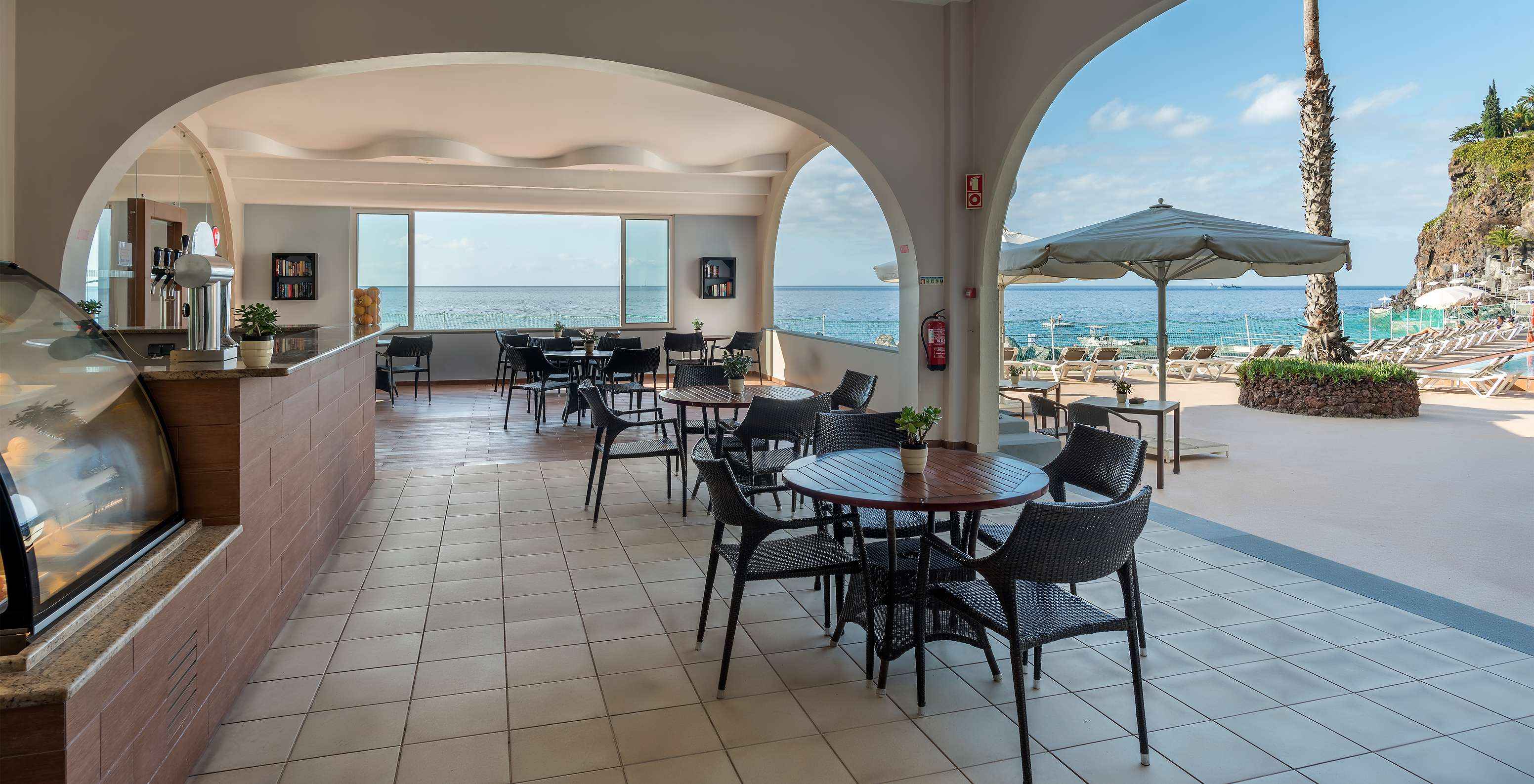 Le bar Atlantique, à l'Hôtel dans le centre de Funchal, à Madère, a une terrasse intérieure et extérieure avec vue sur la mer