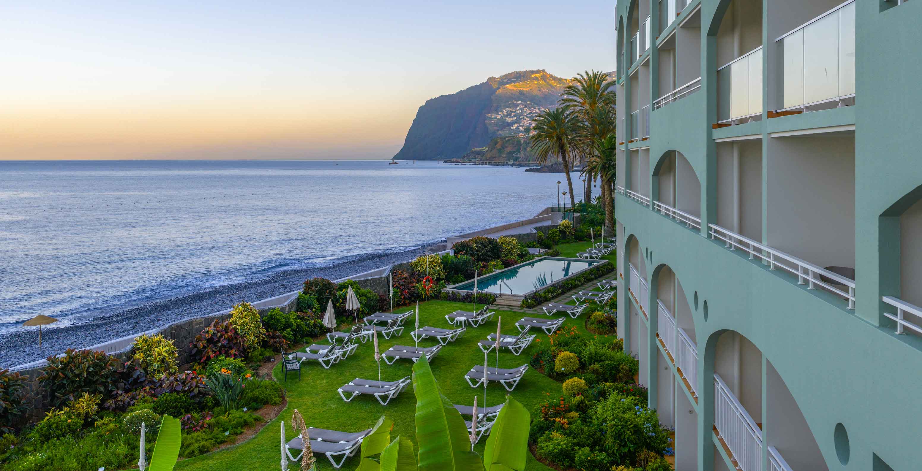 Façade extérieure du Pestana Ocean Bay All Inclusive, l’Hôtel 5 Étoiles à Funchal, Madère avec vue sur la mer