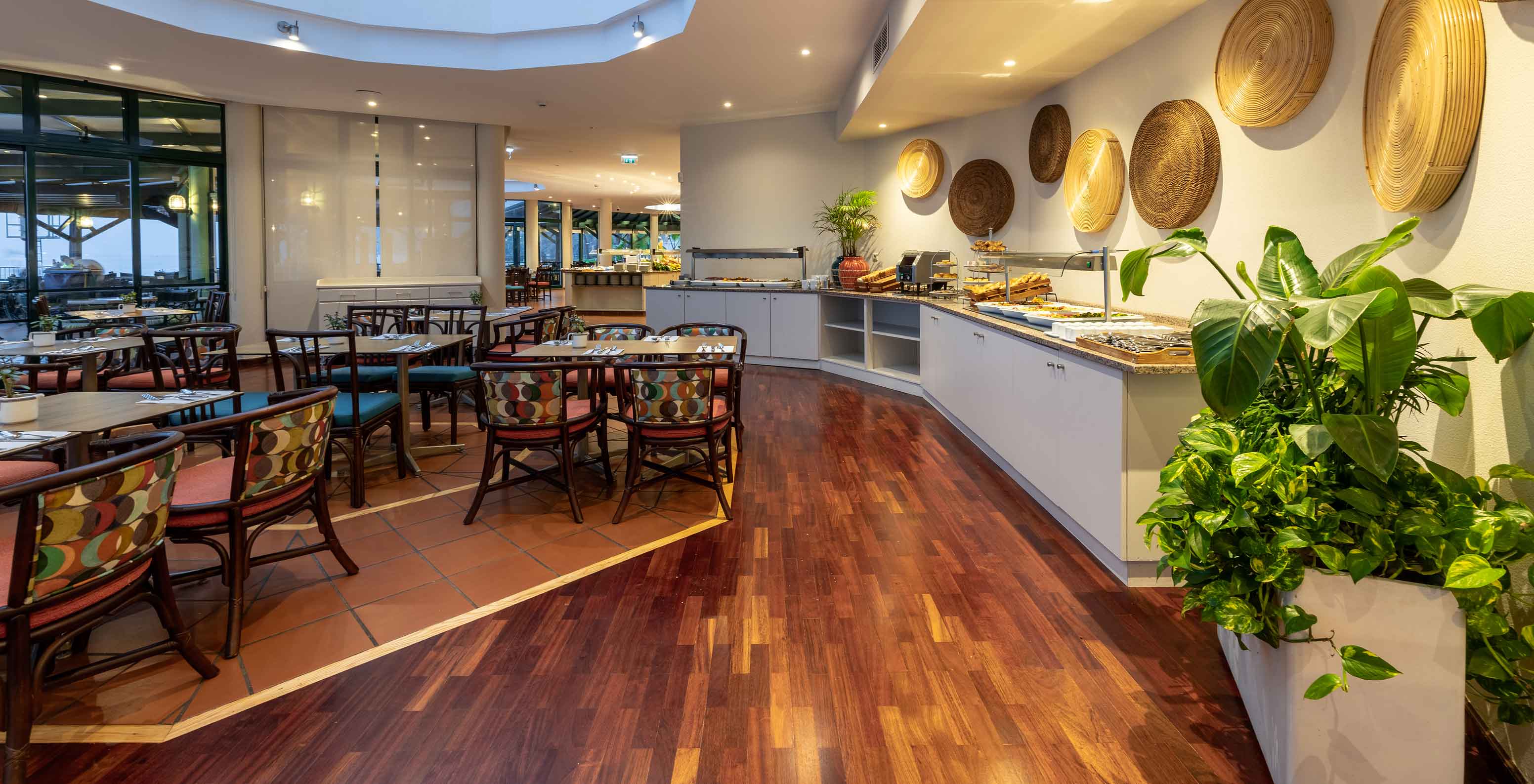 L’Arlequim, de l’hôtel 5 étoiles à Funchal, à Madère, propose un vaste buffet avec des décorations murales