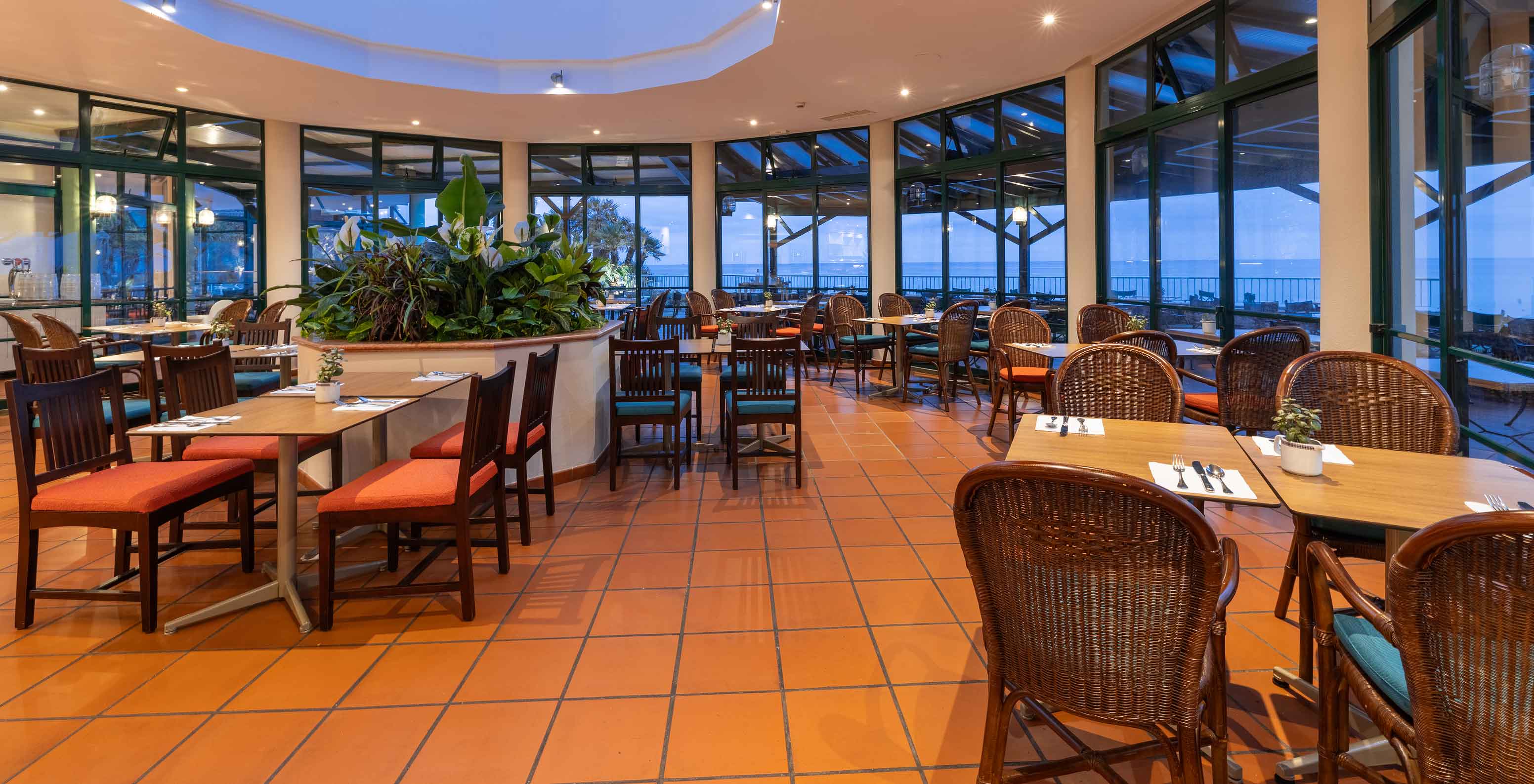 Le restaurant Arlequim de l'hôtel 5 étoiles à Funchal, à Madère, offre une vue panoramique sur la plage