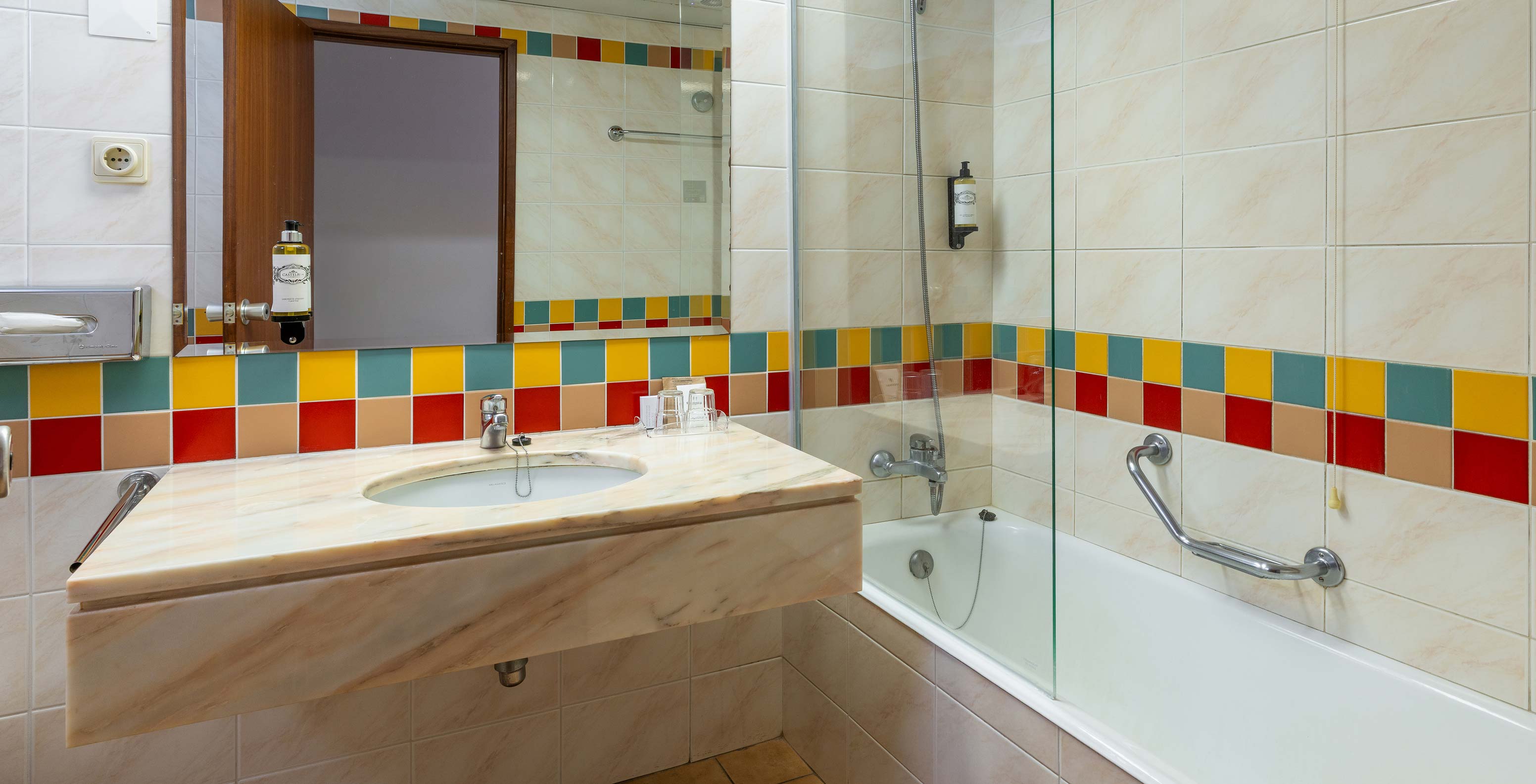 Le Classic Pool View du Pestana Ocean Bay All Inclusive dispose d'une salle de bain avec baignoire et lavabo avec miroir