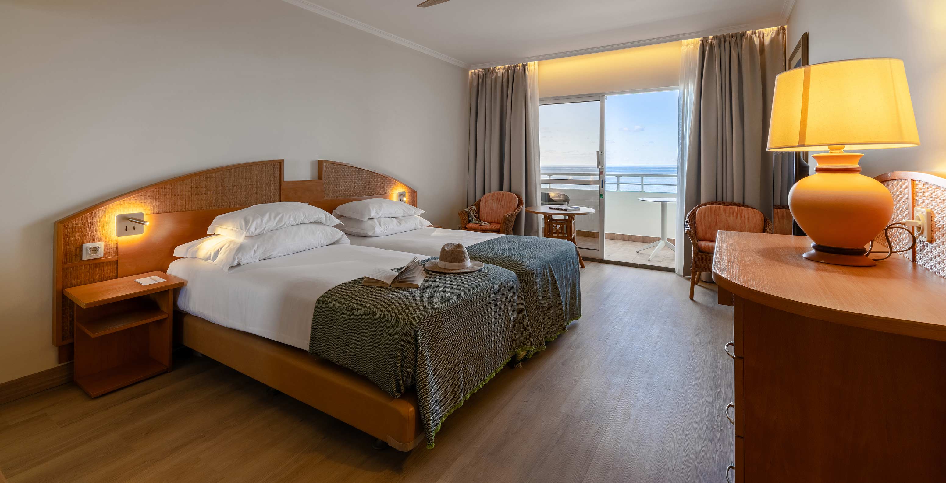 Le Classic Sea View du Pestana Ocean Bay All Inclusive dispose d'un lit double, d'un meuble TV et de deux chaises