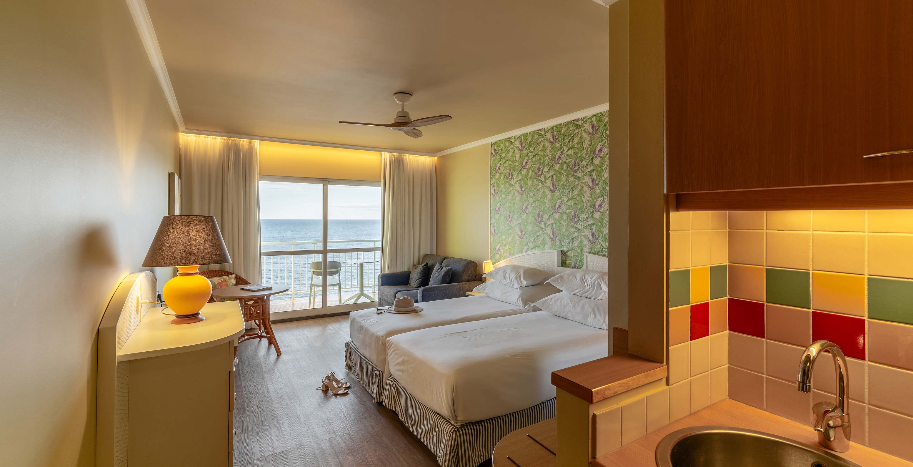 Le Premium Sea View du Pestana Ocean Bay All Inclusive dispose d'un lit double et d'un balcon avec vue sur la mer 