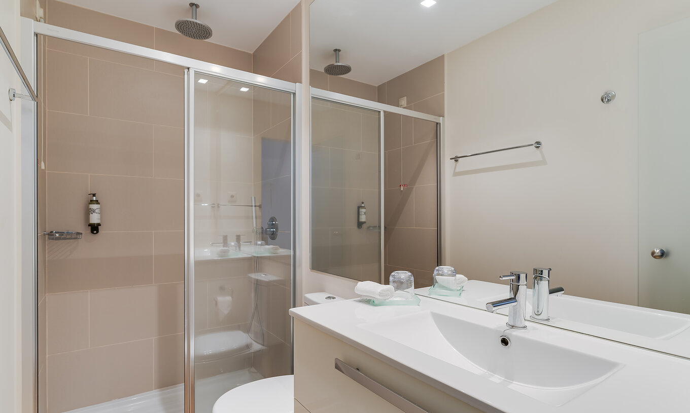 Le Twin Classique Vue Promenade du Pestana Promenade a une salle de bain avec douche, toilettes et lavabo