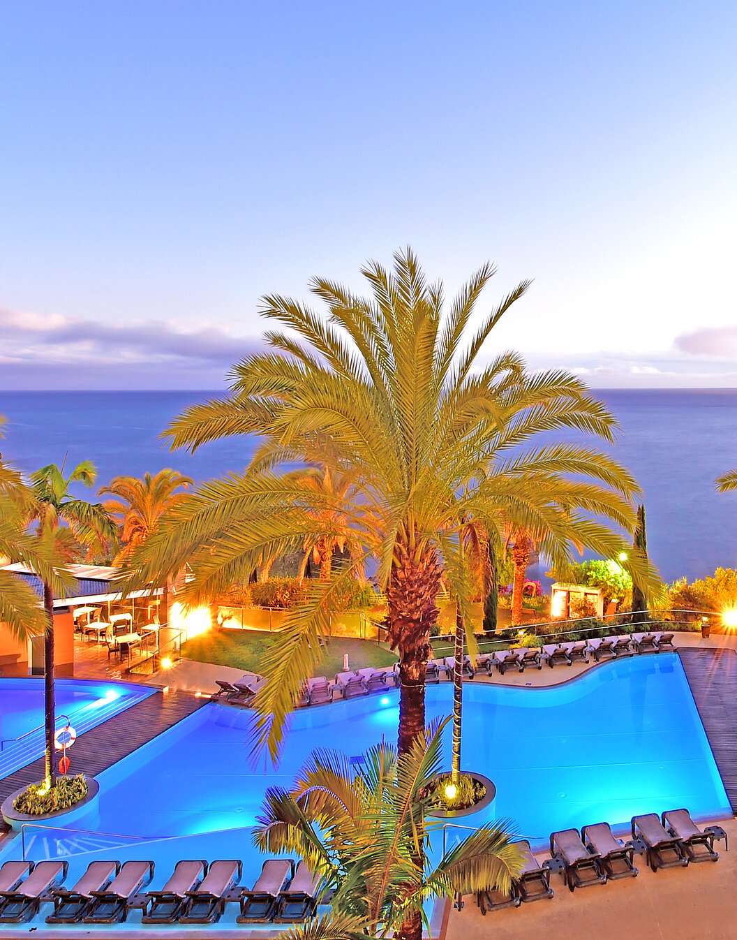 Vue de la piscine du Pestana Promenade, un hôtel à Madère, près de la plage et du Lido, avec vue sur la mer