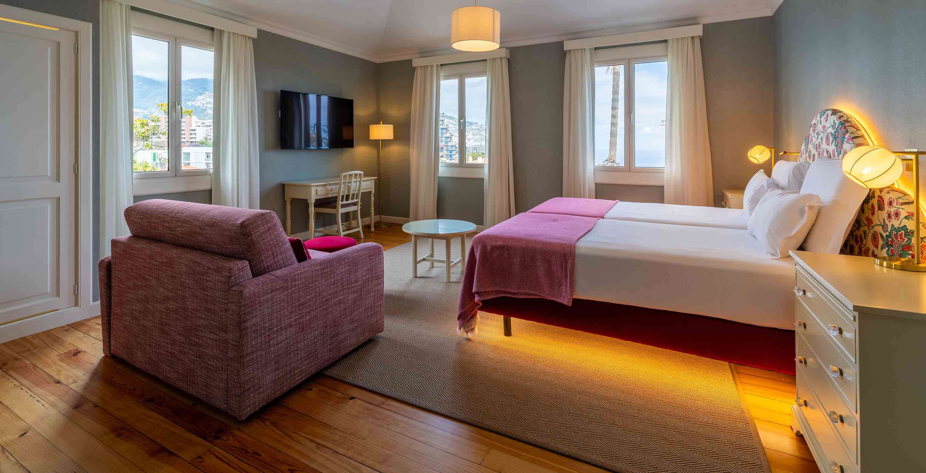 La Junior Suite Vue Mer Partielle du Pestana Quinta Perestrello dispose d’un lit double, d’un canapé et d’une télévision