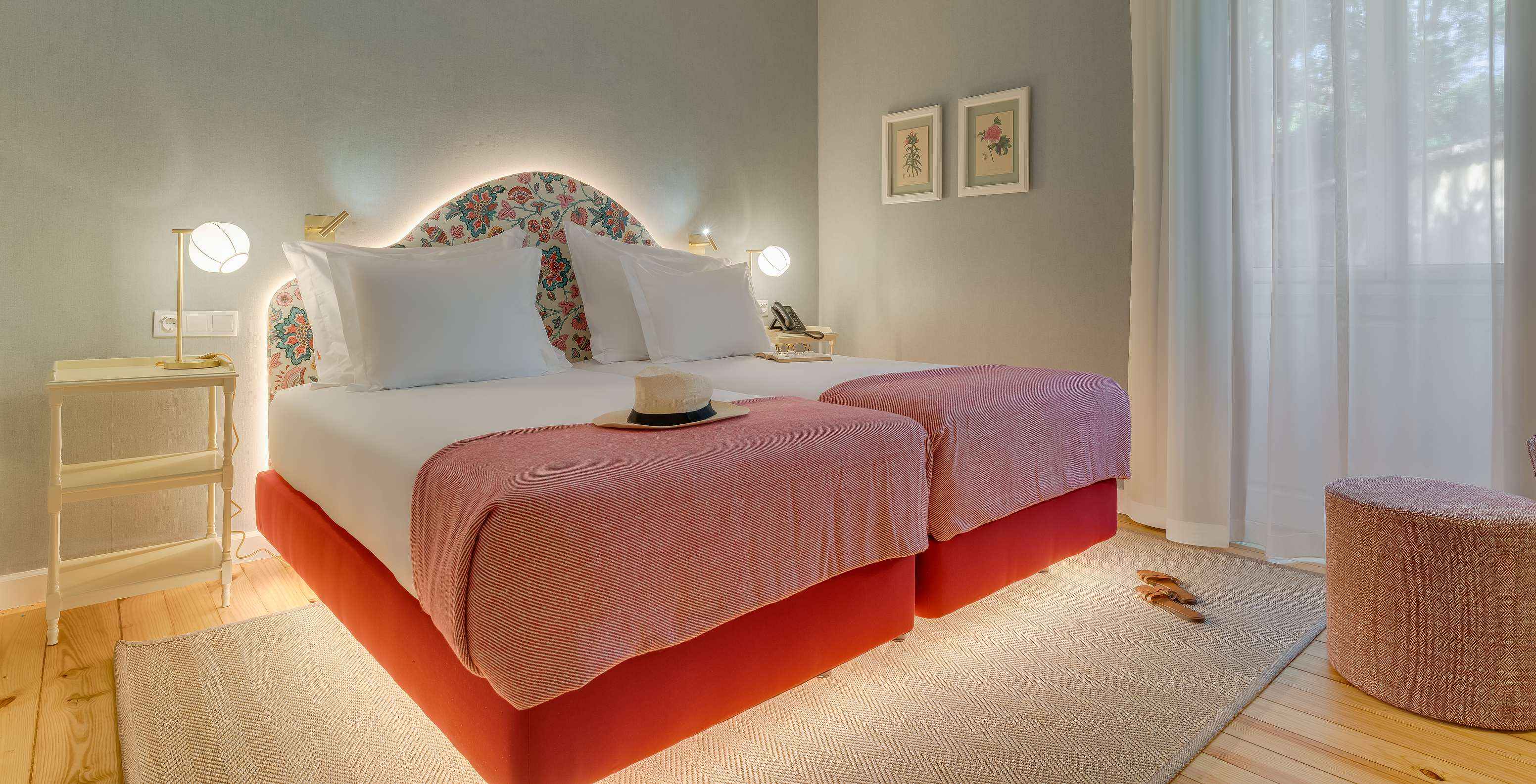 La chambre Classique Vue Intérieure du Pestana Quinta Perestrello a deux lits simples et une table de nuit