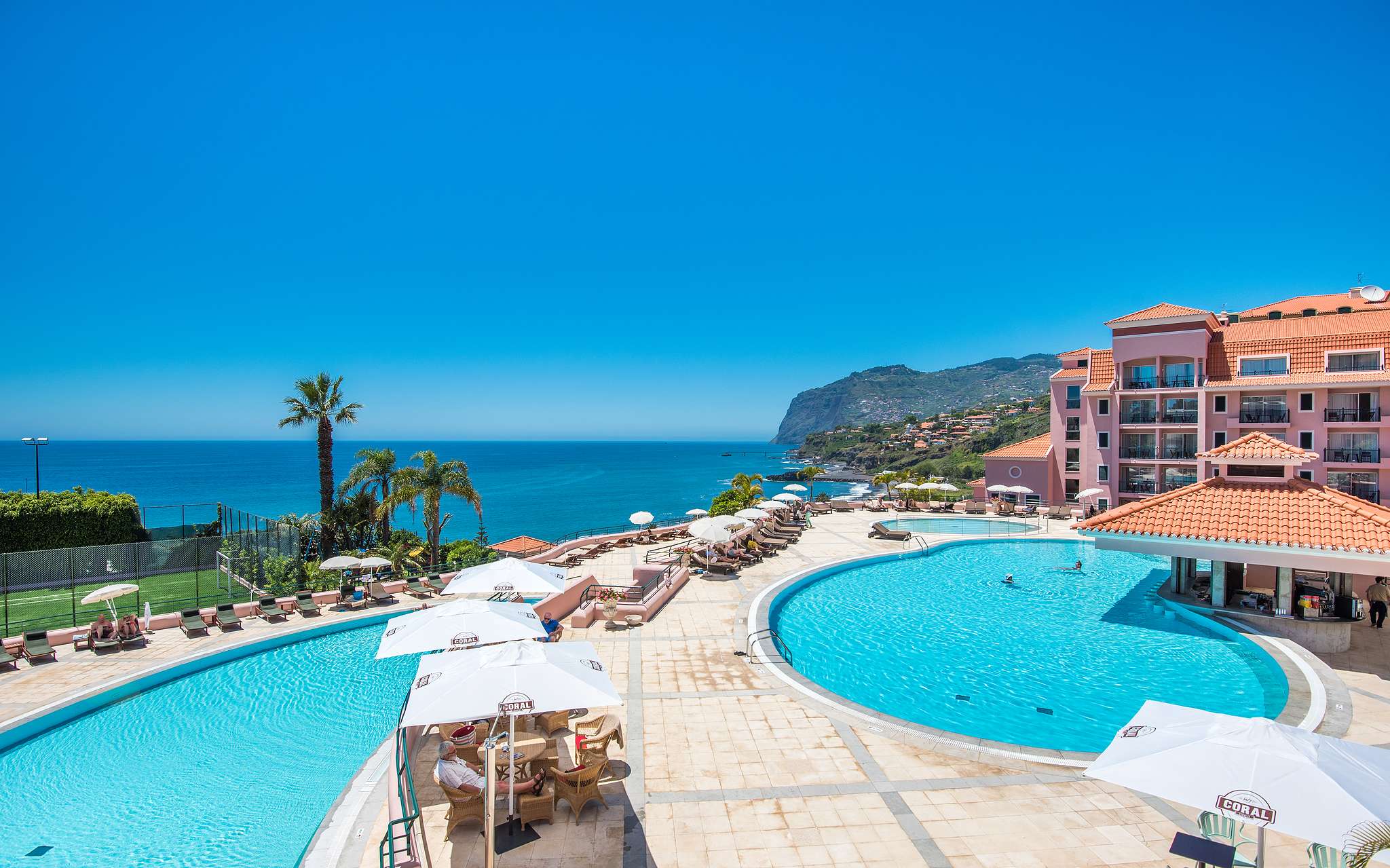 Vue extérieure de la piscine extérieure du Pestana Royal All Inclusive, avec l'océan en arrière-plan par un jour clair
