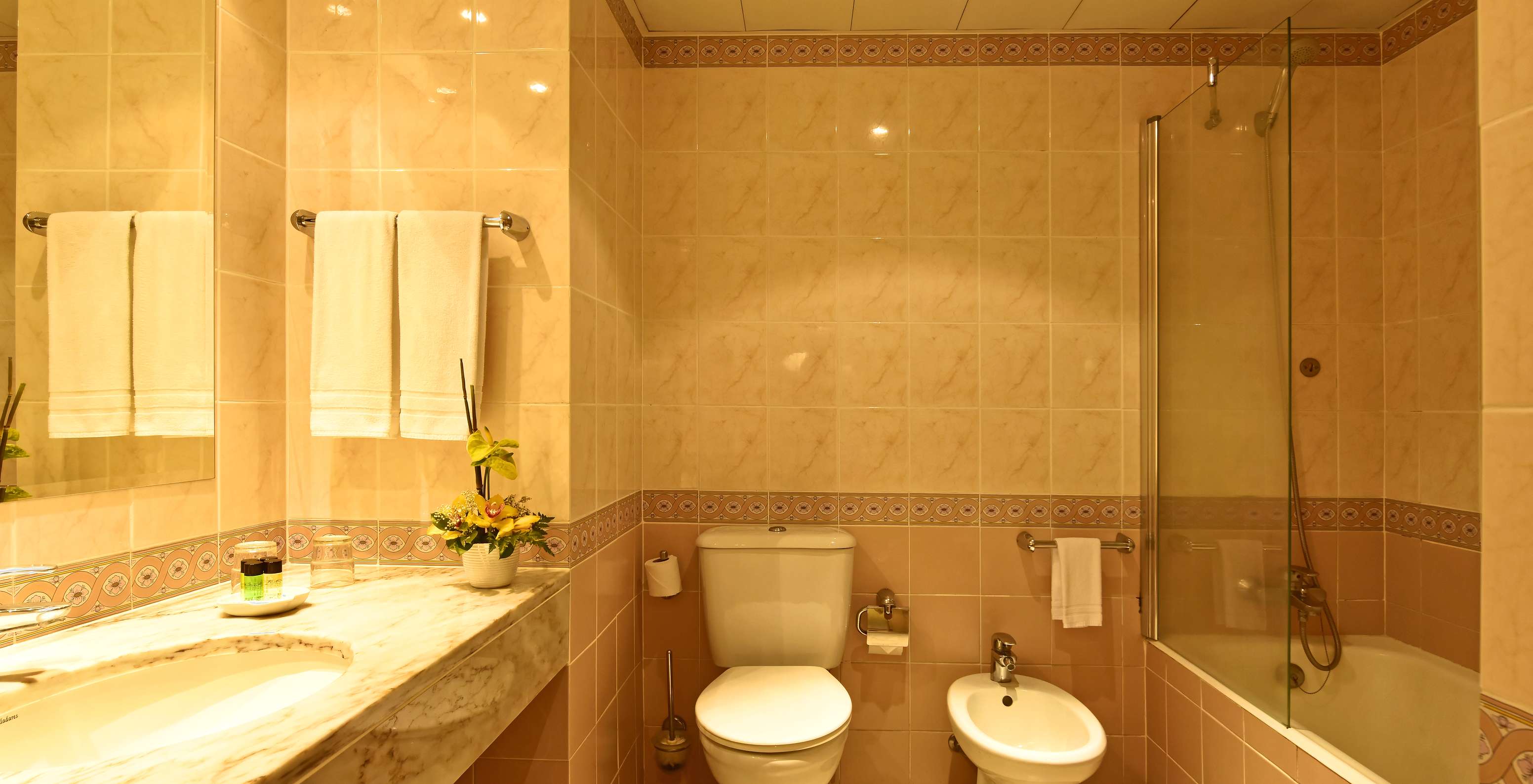 La Suite avec Jacuzzi du Pestana Village a une salle de bain avec WC, bidet, lavabo et baignoire avec douche