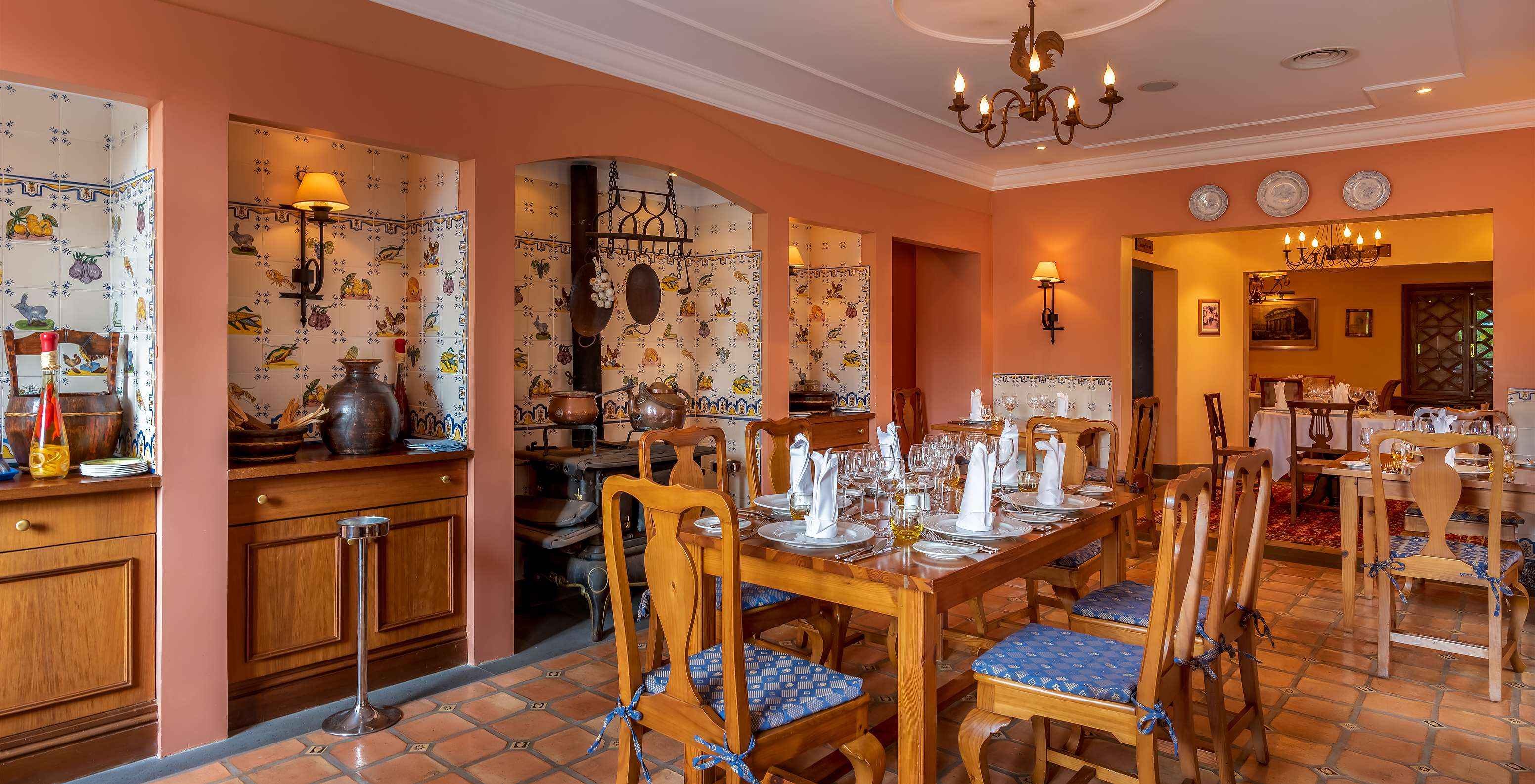 Le restaurant Mediterrâneo, à l'Hôtel Romantique à Funchal, à Madère, a une décoration ancienne avec plusieurs divisions