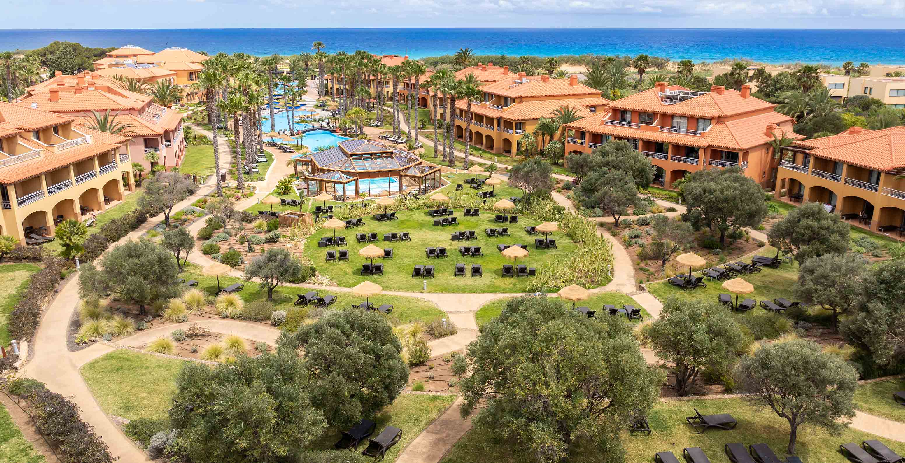 Vue de l’espace extérieur du Pestana Porto Santo All Inclusive, un complexe 5 étoiles à Porto Santo