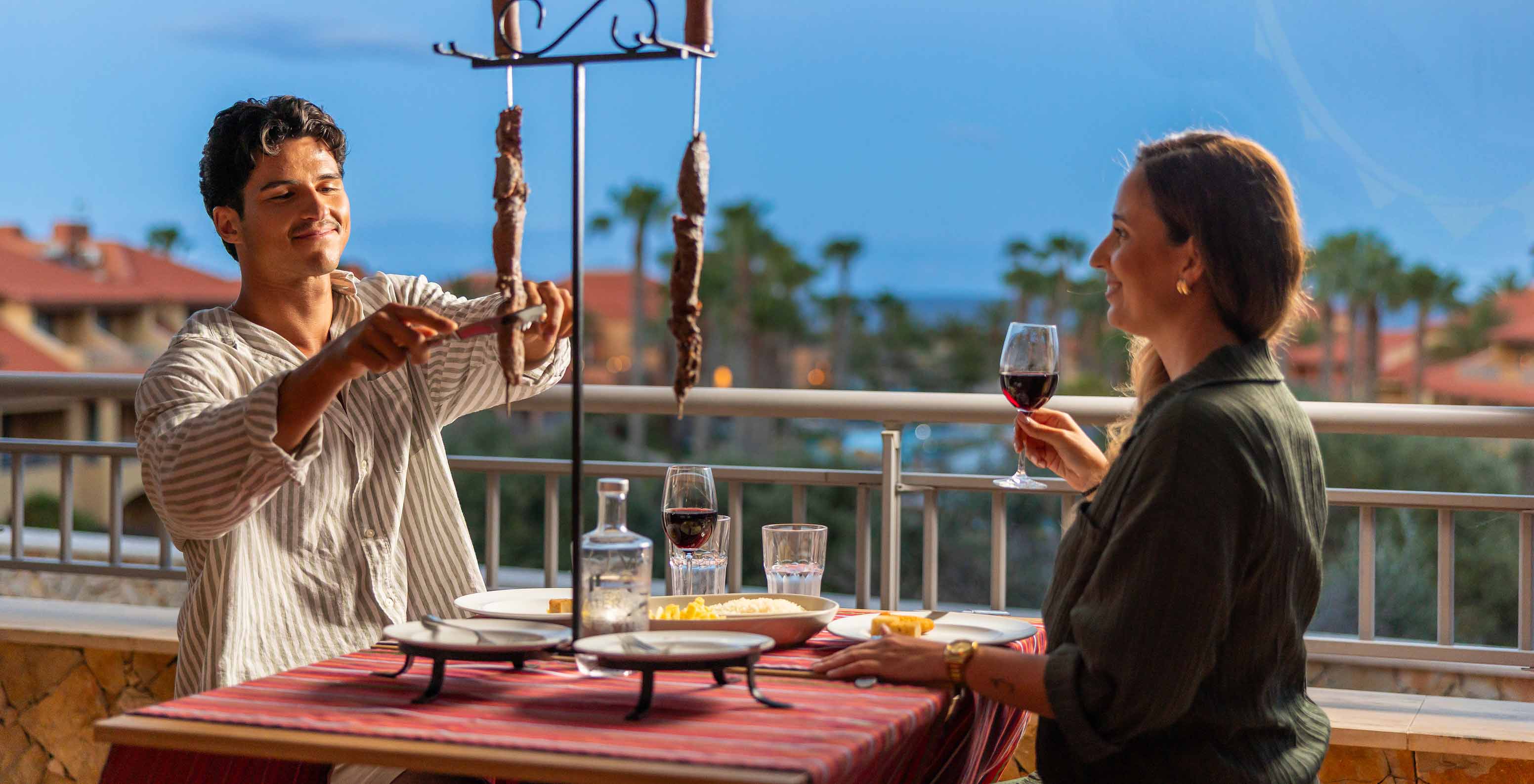 Le restaurant Madeira Lovers du Resort 5 étoiles à Porto Santo a une terrasse avec vue sur le jardin.