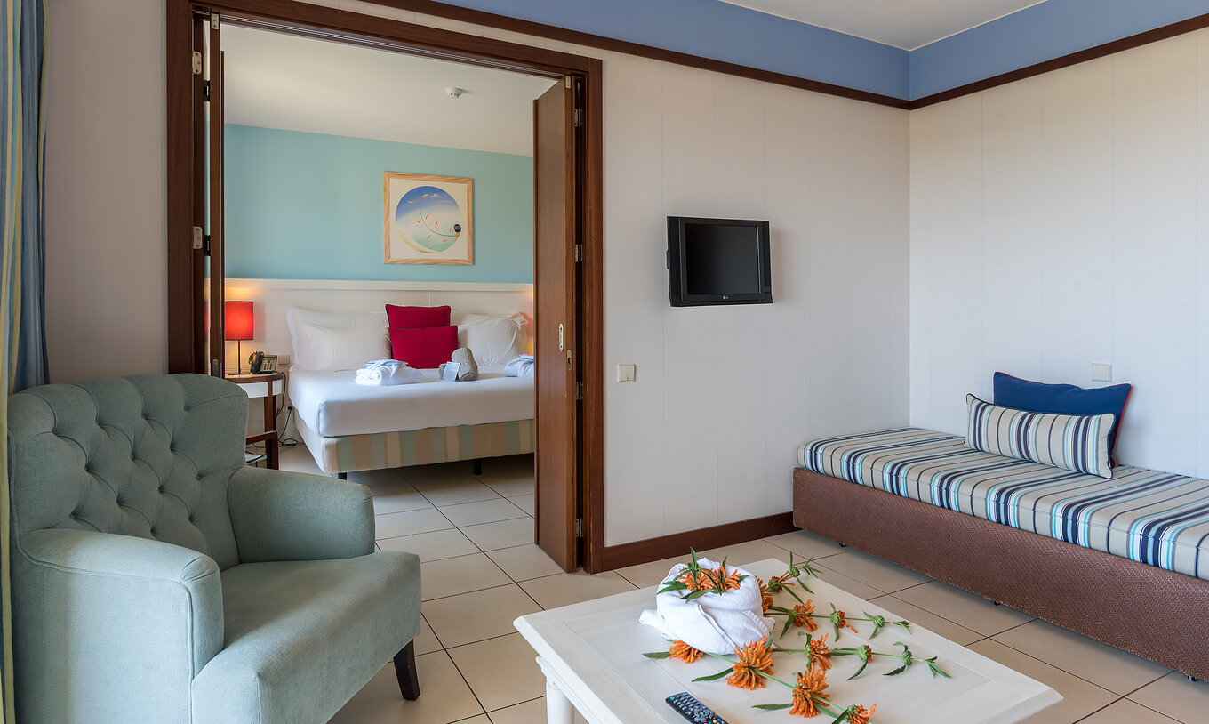 La Suite Appartement T1 du Pestana Porto Santo All Inclusive a une chambre avec lit double et un salon avec canapé