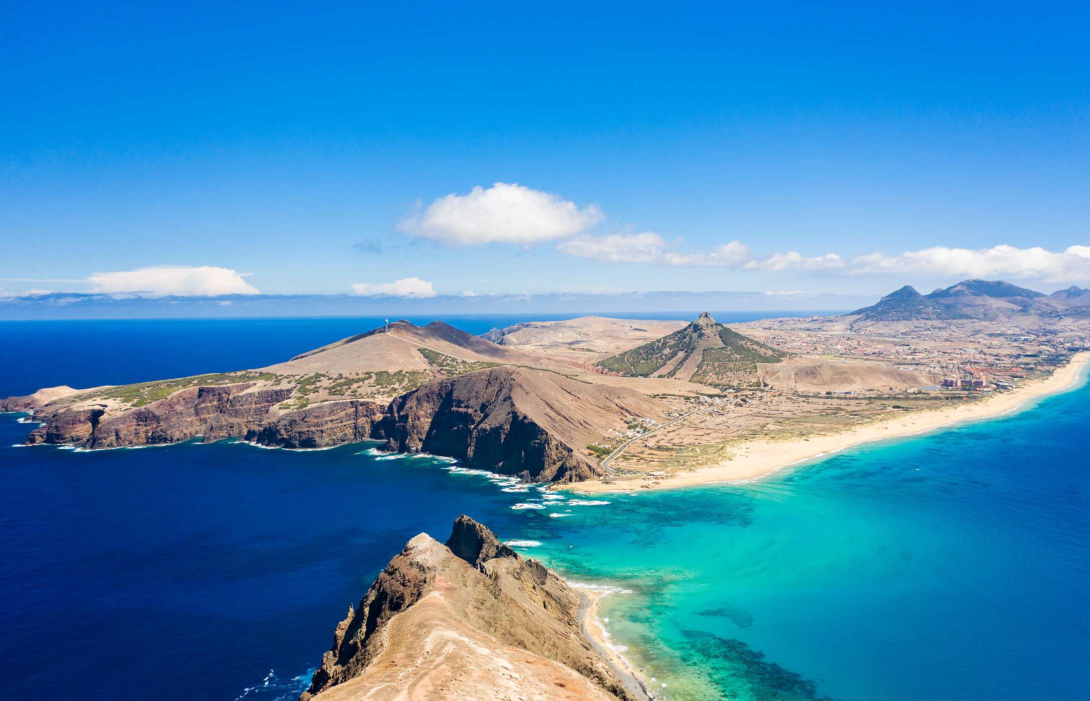 Vue panoramique de Porto Santo, montrant ses plages dorées et sa côte magnifique, avec la mer bleue