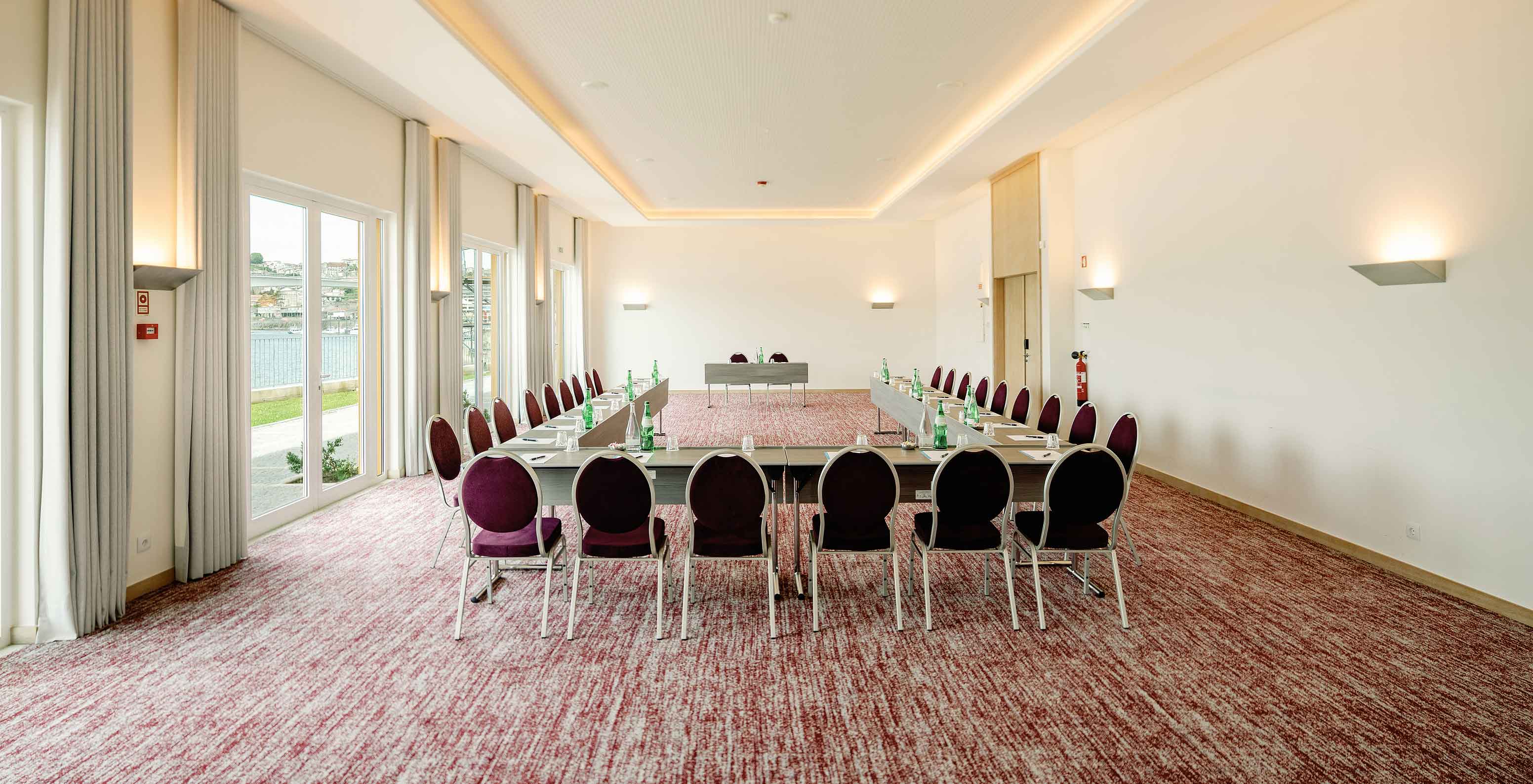 Salle Douro III avec tables en U à l’hôtel Pestana Douro Riverside avec piscine face au Douro