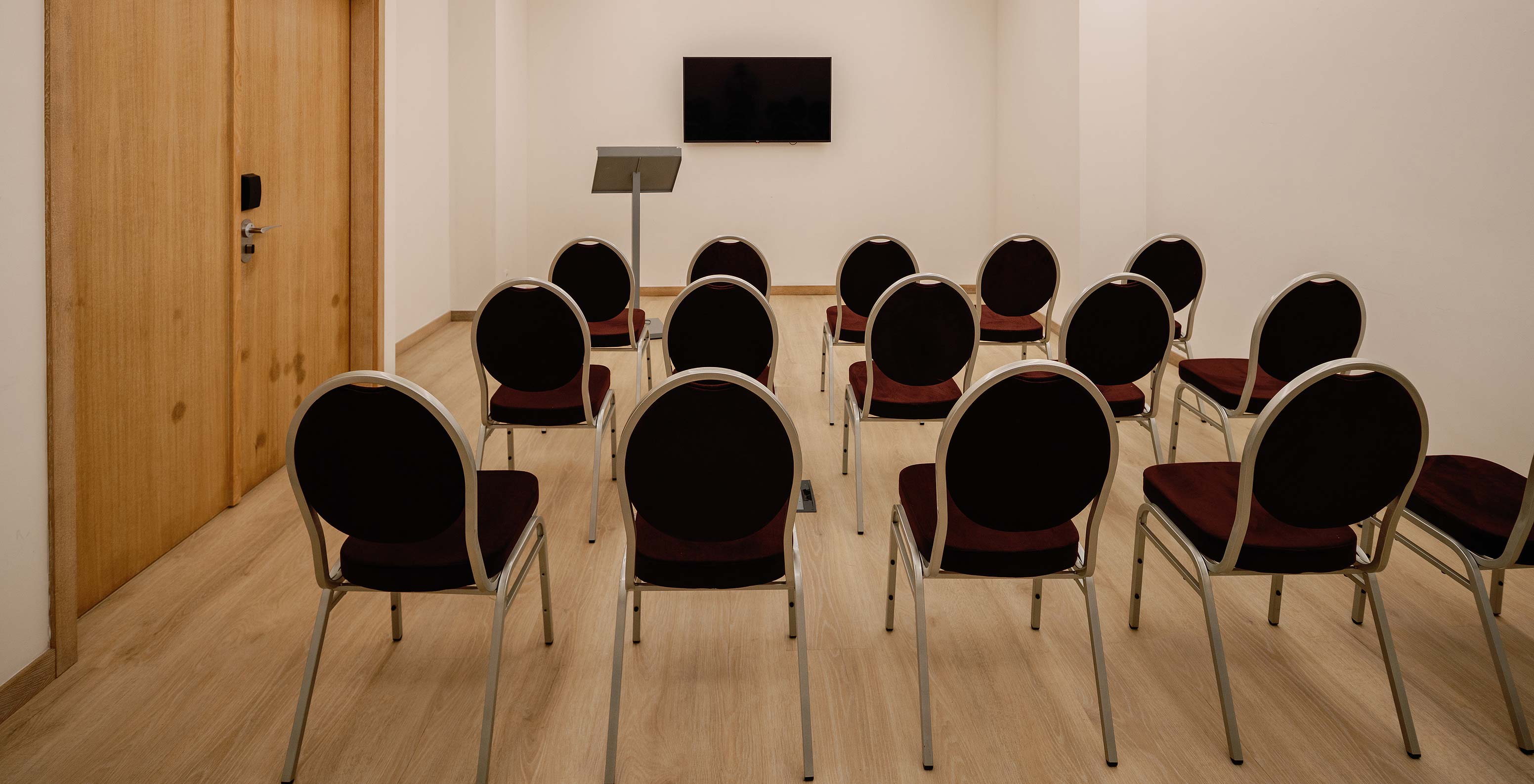 Salle Douro VI avec chaises et écran à l’hôtel Pestana Douro Riverside avec piscine face au Douro