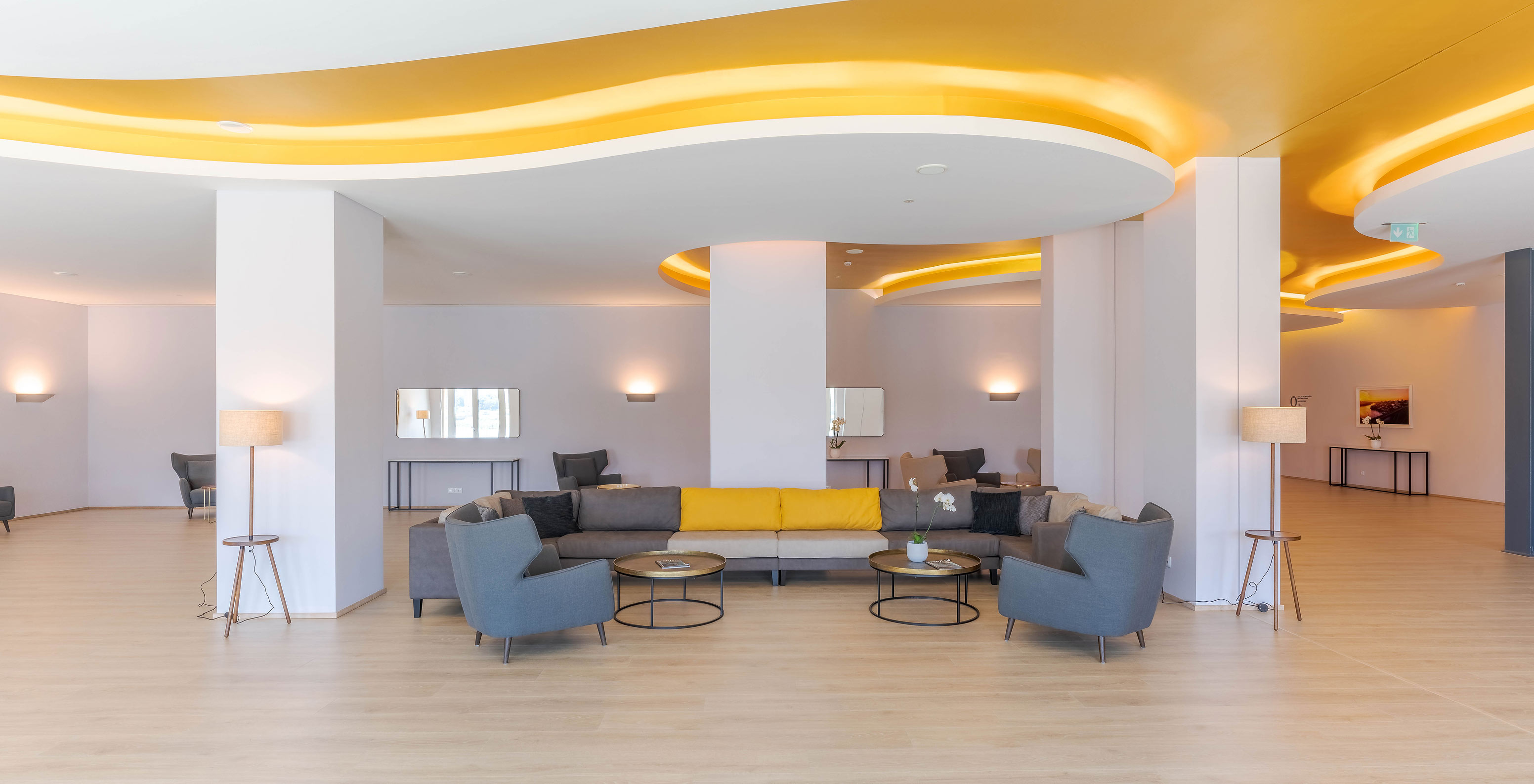 Foyer avec déco moderne tables et canapés au Pestana Douro Riverside Hôtel avec piscine face au fleuve Douro