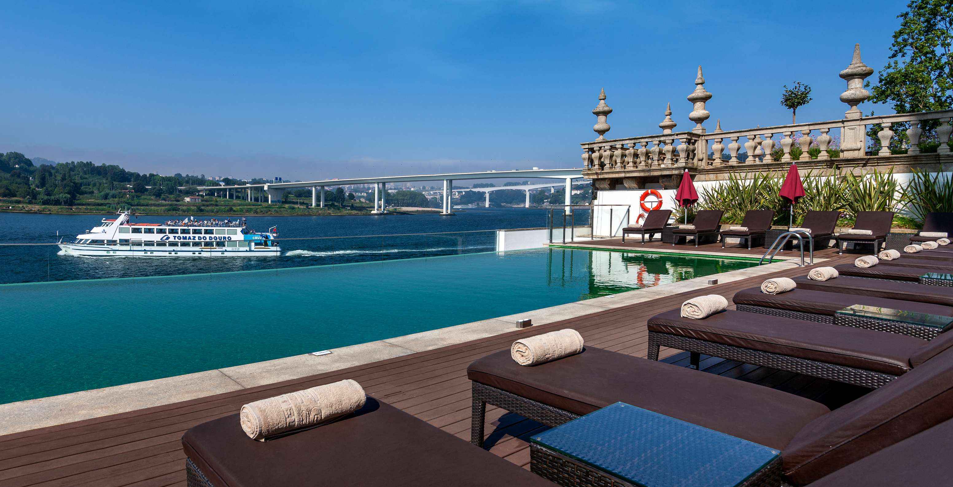 Piscine extérieure de l'Hôtel au Rio Douro avec spa et vue sur le fleuve