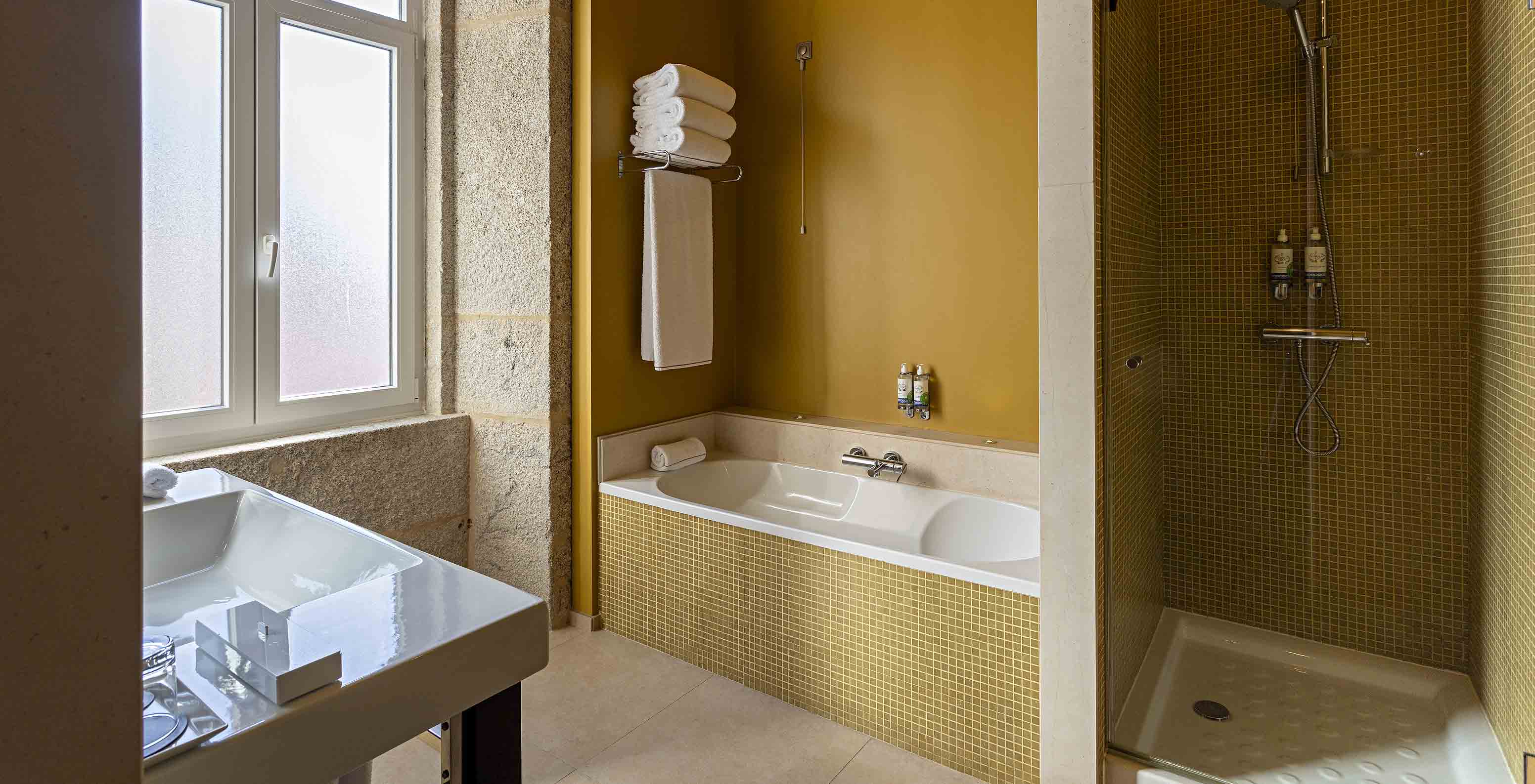La Suite Nasoni comprend une salle de bain avec carreaux jaunes, baignoire et espace douche