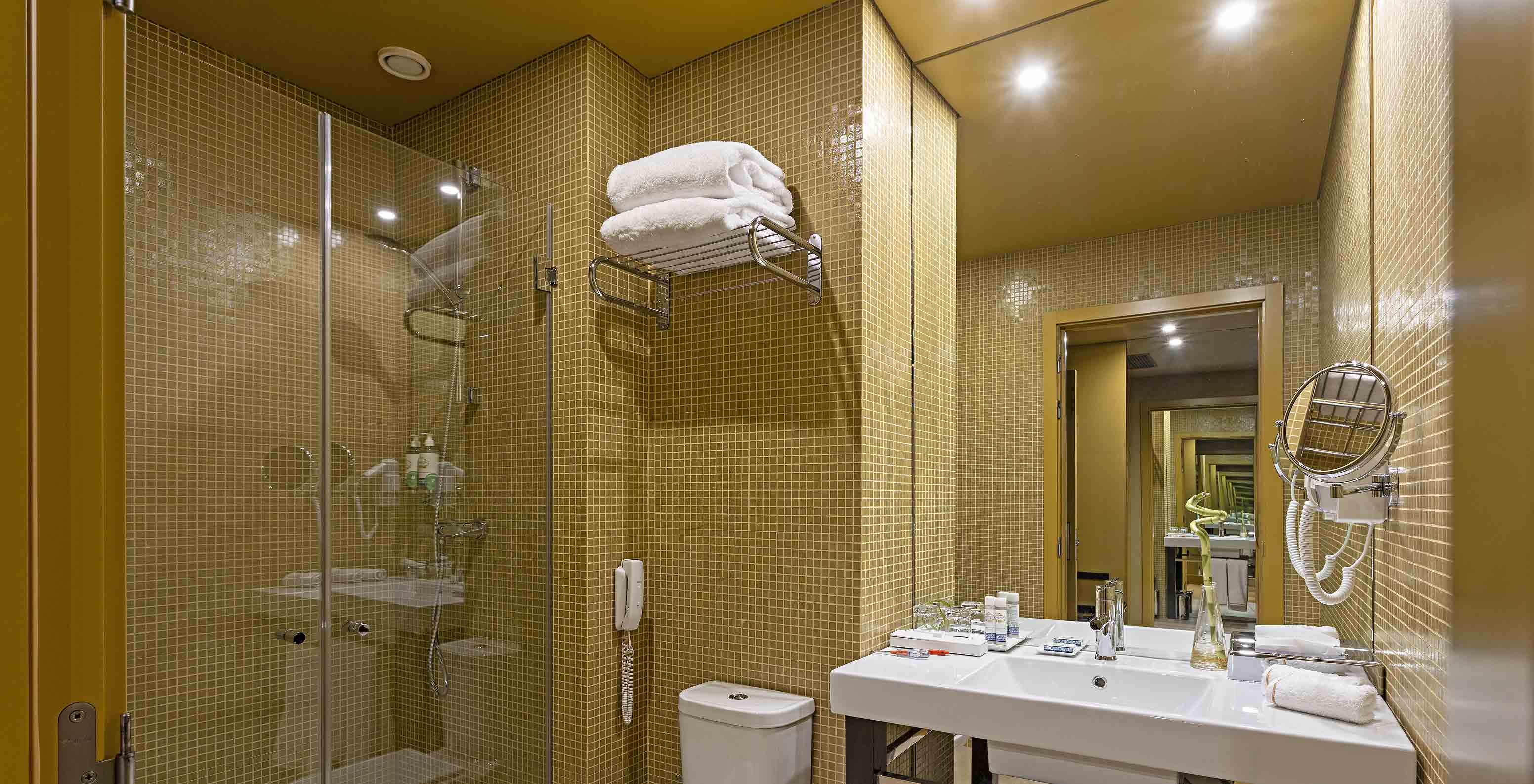 L’Attique Classique du Pestana Palácio do Freixo a une salle de bain avec des carreaux jaunes, des toilettes et un lavabo