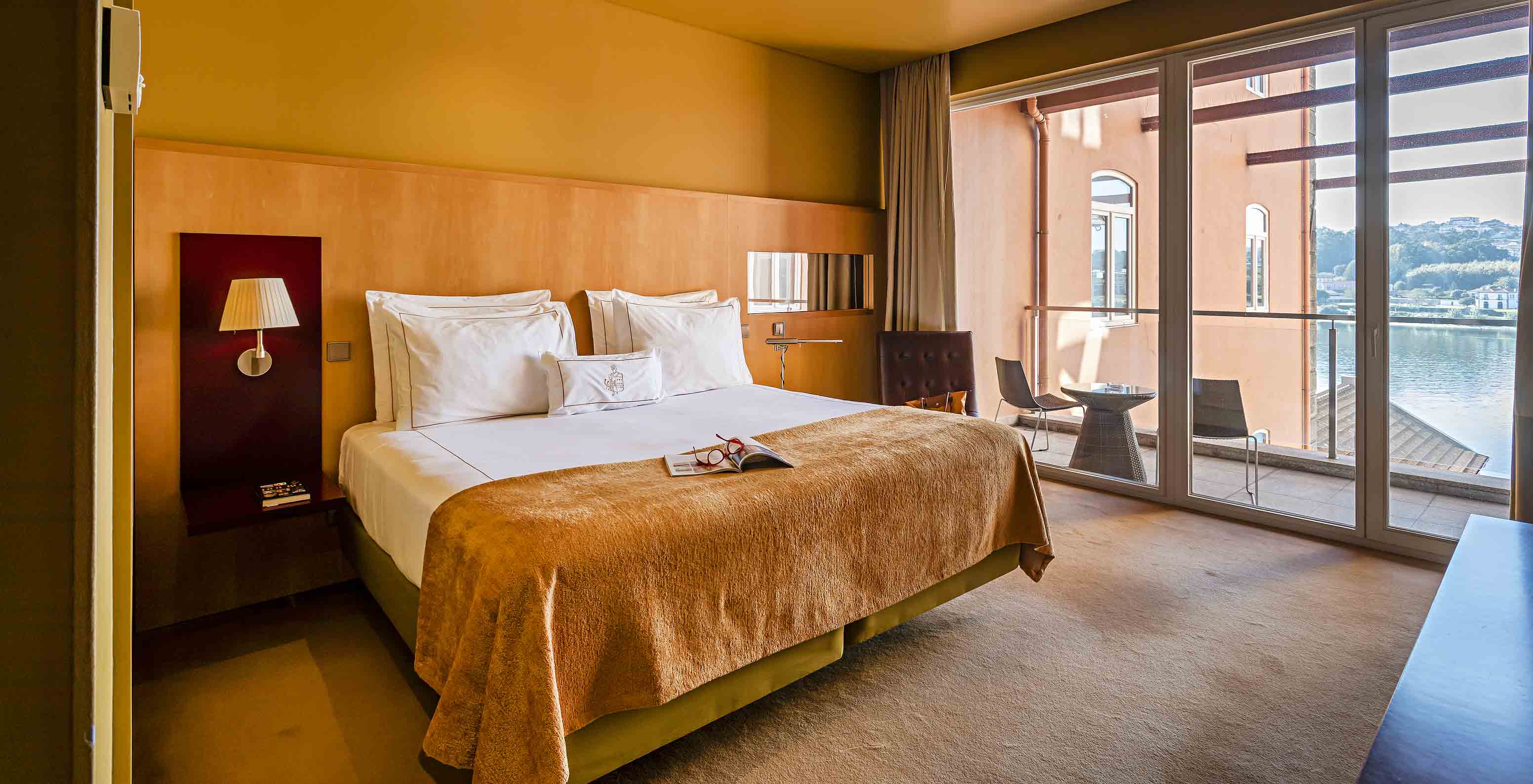 La Suite Balcony comprend un lit double et une fenêtre sur Le balcon avec vue sur Le fleuve